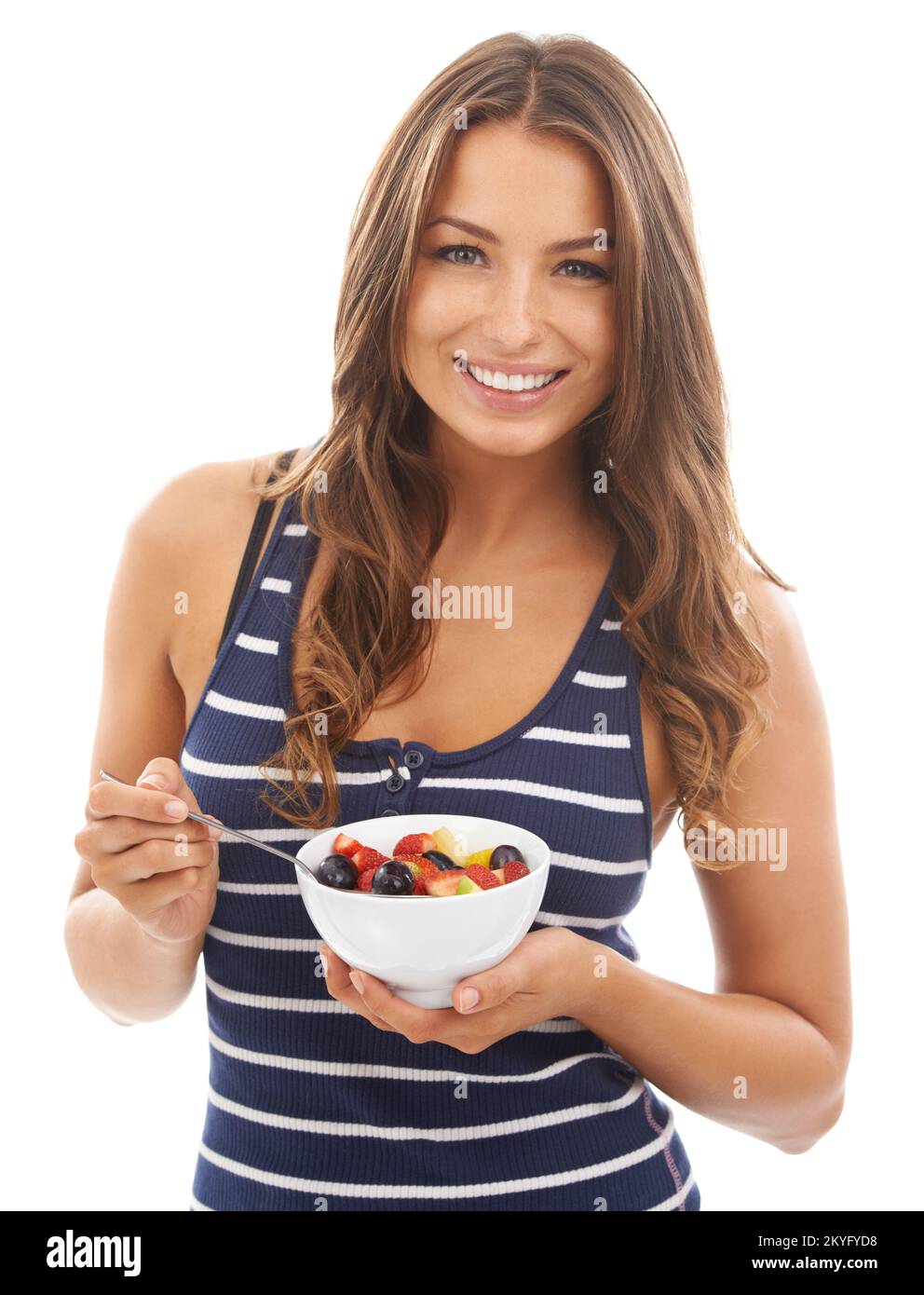 Dieta sana. Una donna piuttosto giovane che gode di una ciotola di insalata di frutta. Foto Stock