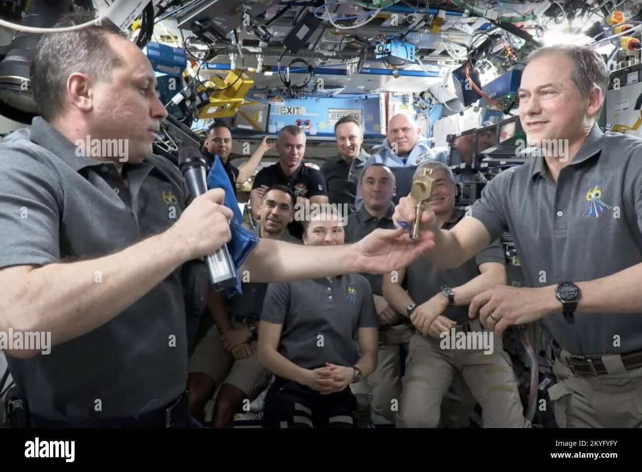 Washington, Stati Uniti. 29th Mar 2022. Il cosmonauta russo Anton Shkaplerov consegna 'le chiavi' alla Stazione spaziale Internazionale all'astronauta della NASA Thomas Marshburn (a destra) il 29 marzo 2022, come Shkaplerov, il cosmonauta collega Pyotr Dubrov, e l'astronauta della NASA Mark Vande Hei ritornano sulla Terra. NASA/UPI Credit: UPI/Alamy Live News Foto Stock