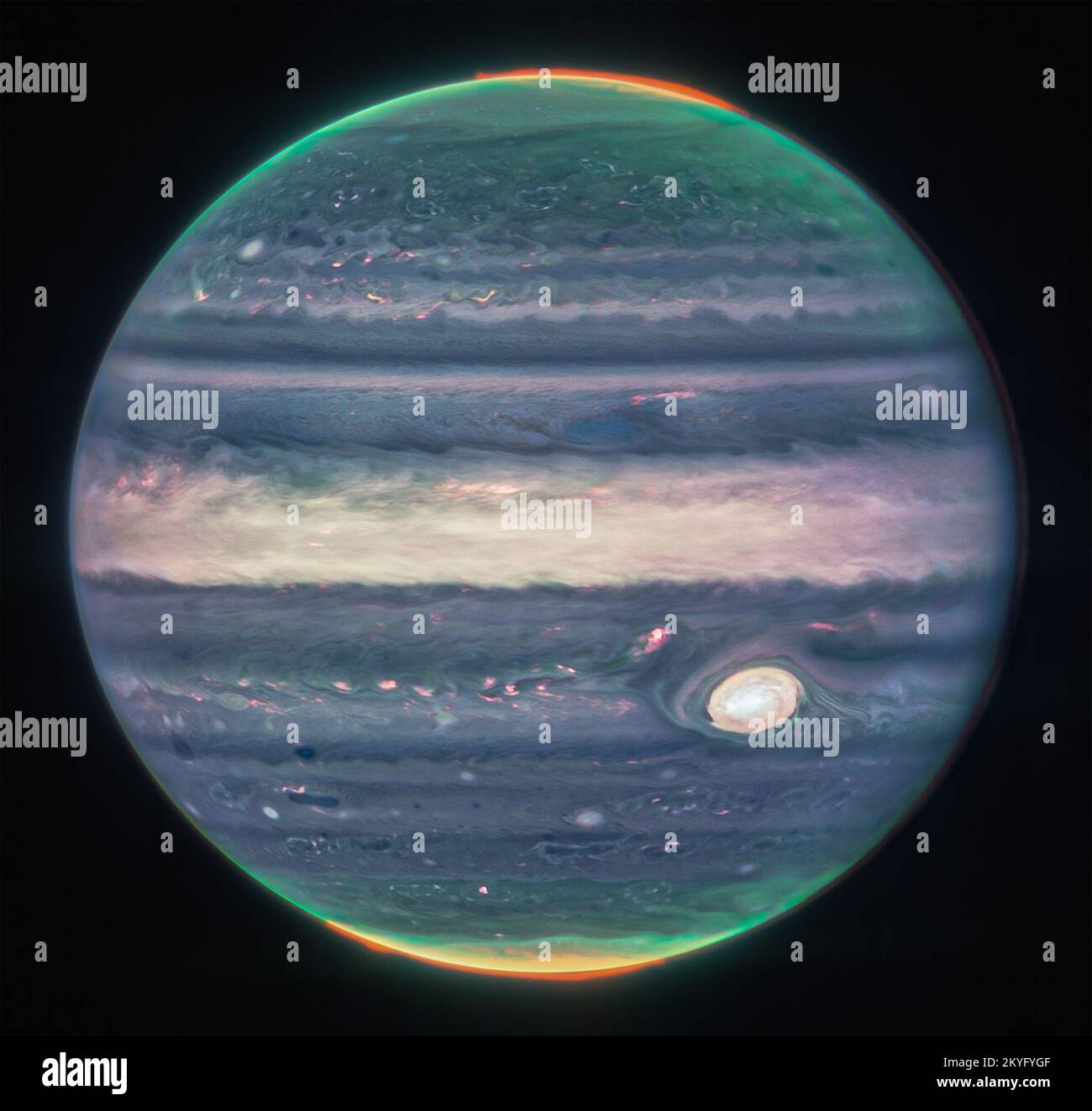 James Webb Space Telescope della NASA ha catturato nuove immagini di Giove, mostrando le tempeste giganti del pianeta, i venti potenti, le aurore e le condizioni estreme di temperatura e pressione. Le due immagini provengono dalla Near-Infrared Camera dell'osservatorio (NIRCam), che ha tre filtri infrarossi specializzati che mostrano i dettagli del pianeta. Poiché la luce infrarossa è invisibile all'occhio umano, la luce è stata mappata sullo spettro visibile. Generalmente, le lunghezze d'onda più lunghe appaiono più rosse, e le lunghezze d'onda più corte sono mostrate come più blu. Gli scienziati hanno collaborato con lo scienziato cittadino Judy SC Foto Stock