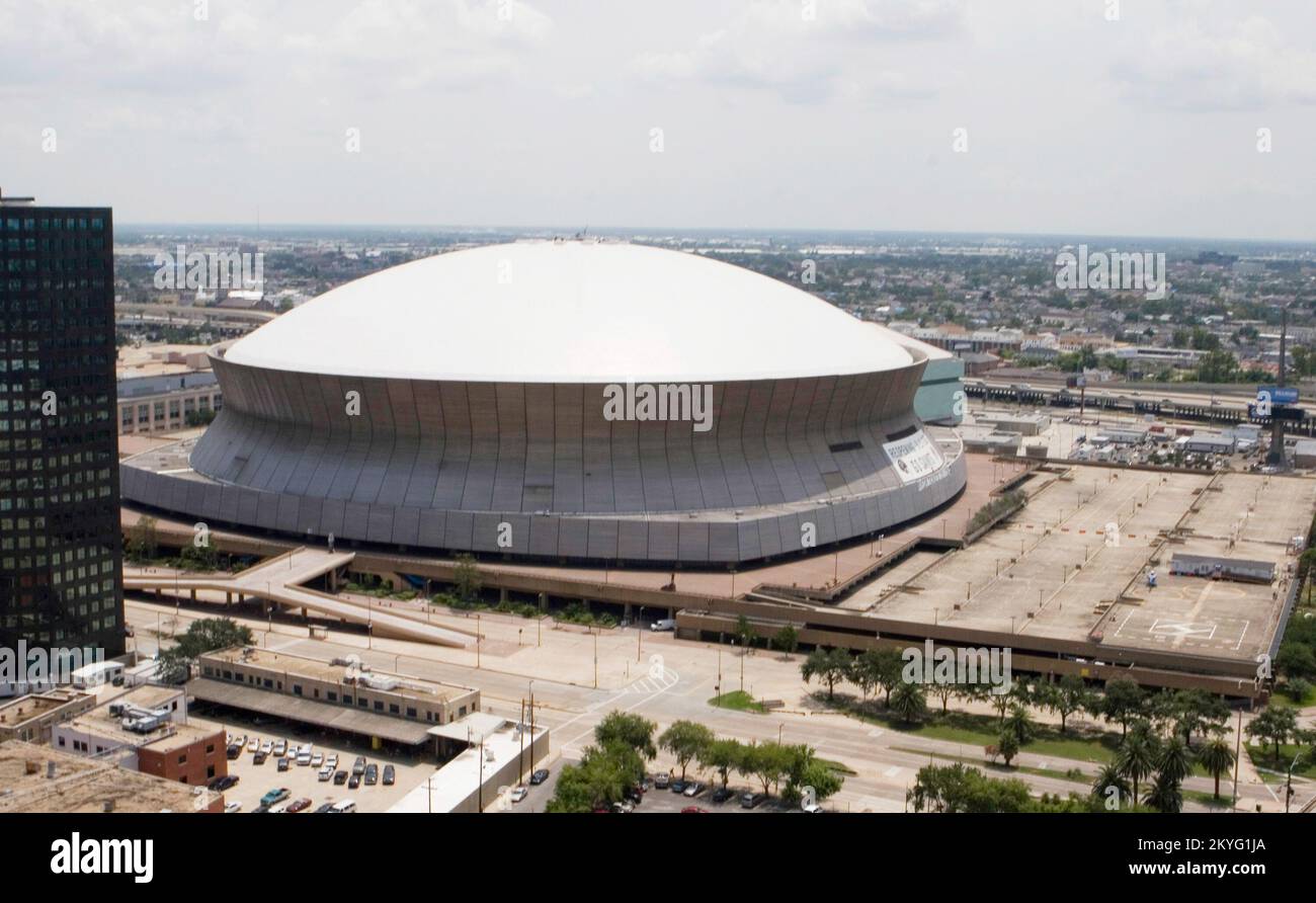 Hurricane Katrina, New Orleans -- il Superdome danneggiato dall'uragano ha un nuovo tetto ed è pronto per la prossima stagione calcistica. Ed Edahl/FEMA Foto Stock