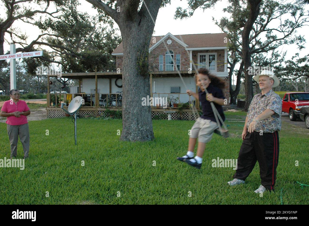 Uragano Katrina, Gulfport, signorina, 16 agosto 2006 -- Lee (a destra) e Chi Bryant giocano con la loro nipote di fronte alla loro nuova casa quasi completata. La vecchia casa del Bryant fu completamente distrutta dall'uragano Katrina. Mark Wolfe/FEMA Foto Stock Uragano Katrina, Gulfport, signorina, 16 agosto 2006 -- Lee (a destra) e Chi Bryant giocano con la loro nipote di fronte alla loro nuova casa quasi completata. La vecchia casa del Bryant fu completamente distrutta dall'uragano Katrina. Mark Wolfe/FEMA Foto Stock