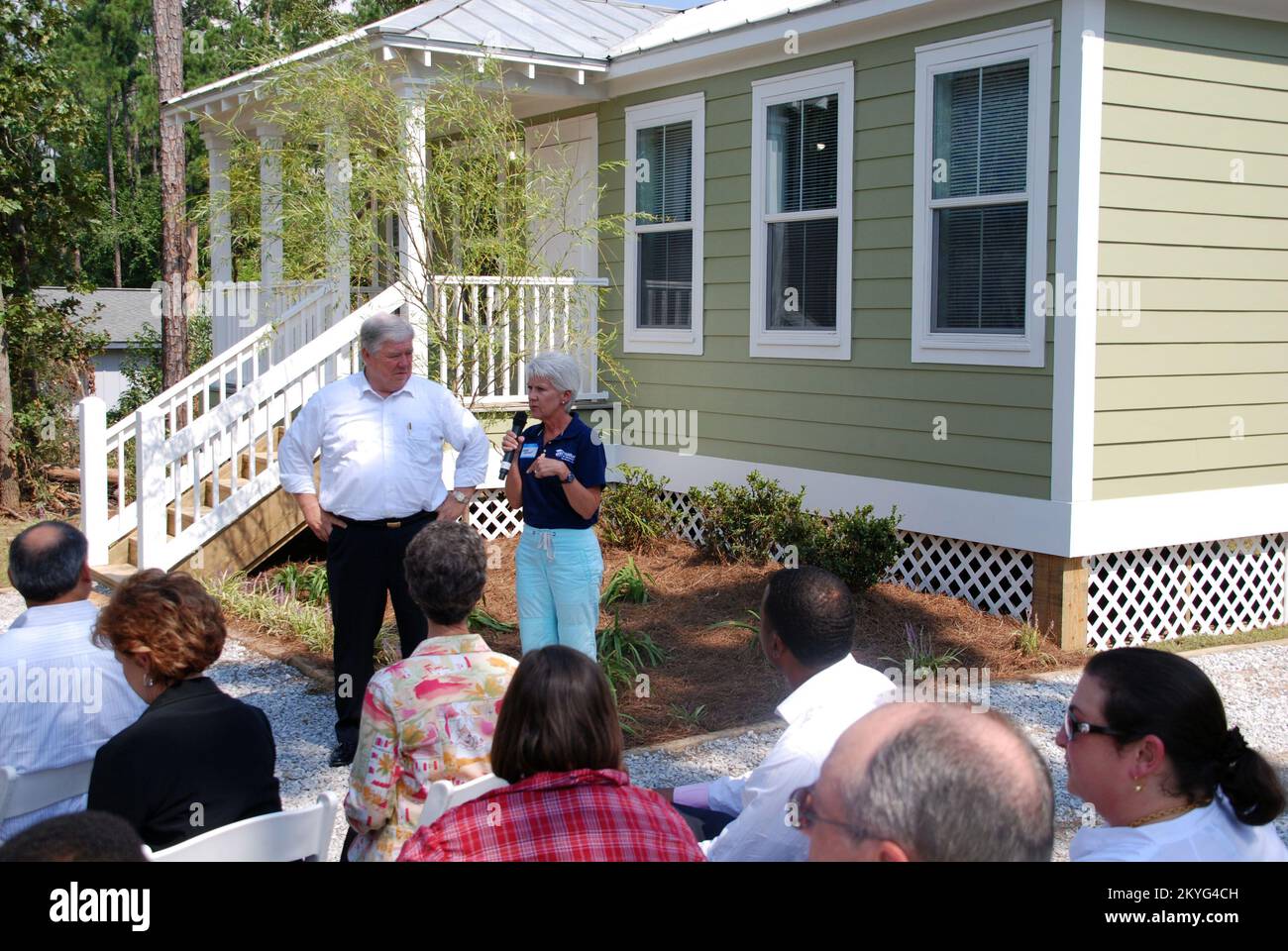 Uragano Katrina, Diamondhead, MS, 28 agosto 2008 -- Mississippi Gov. Hayley Barbour e Habitat for Humanity's Wendy McDonald partecipano ad una Open House per un Mississippi Cottage recentemente reso permanente. Un attacco prefabbricato e costruito è stato aggiunto al cottage per rendere la struttura permanente ed è stato progettato dal personale FEMA Long Term Community Recovery in Mississippi. Il cottage fa parte del programma pilota di alloggi alternativi della FEMA, che cerca soluzioni alternative di alloggi per disastri. Kiiva Williams/FEMA. Foto Stock Uragano Katrina, Diamondhead, MS, 28 agosto 2008 -- Mississippi Gov. Hayley Barbour e Habitat for Humanity's Wendy McDonald partecipano ad una Open House per un Mississippi Cottage recentemente reso permanente. Un attacco prefabbricato e costruito è stato aggiunto al cottage per rendere la struttura permanente ed è stato progettato dal personale FEMA Long Term Community Recovery in Mississippi. Il cottage fa parte del programma pilota di alloggi alternativi della FEMA, che cerca soluzioni alternative di alloggi per disastri. Kiiva Williams/FEMA. Foto Stock