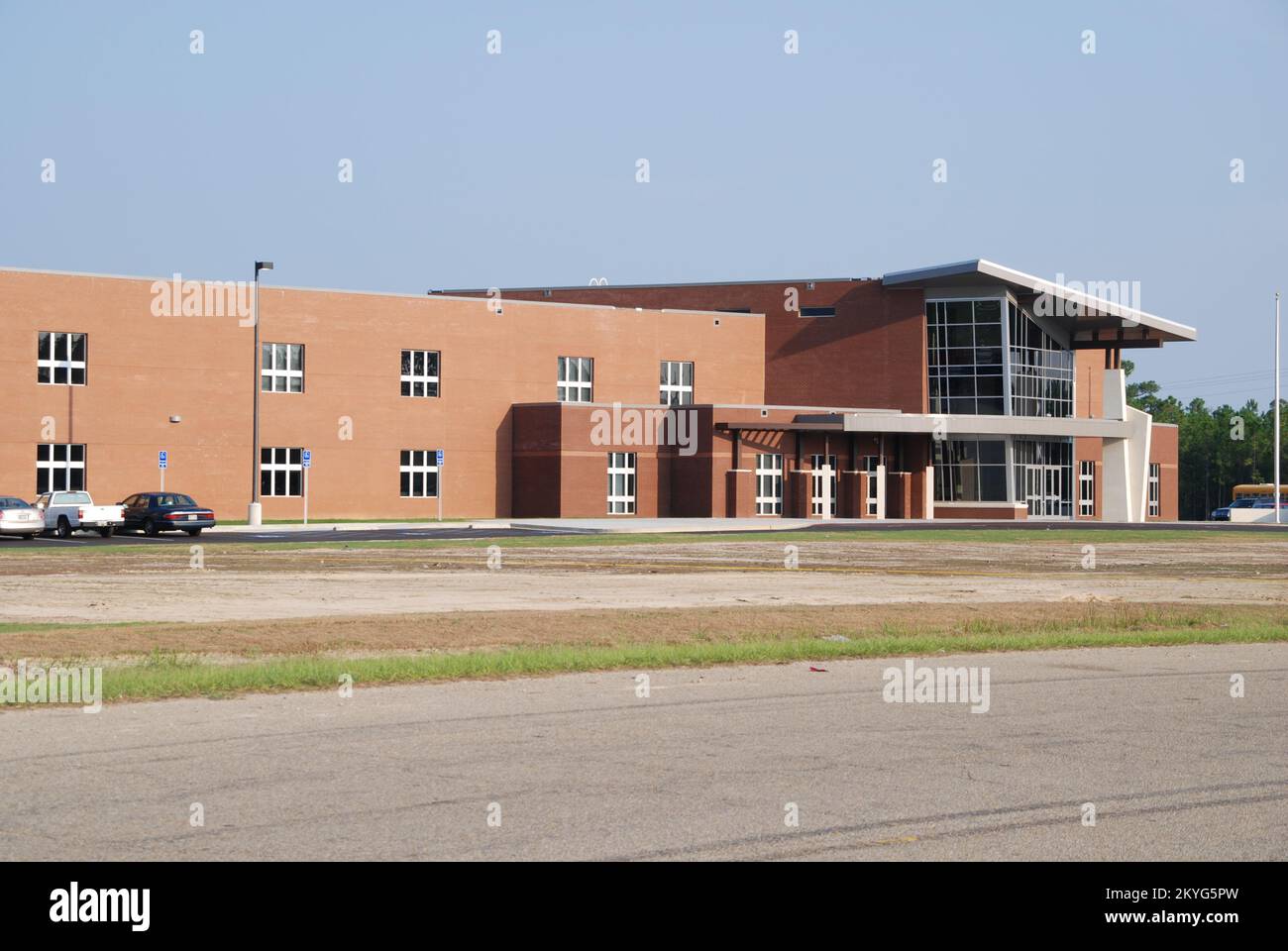 Uragano/tempesta tropicale - Ocean Springs, Miss. , 25 agosto 2010 -- la nuova St. La Martin High School è stata costruita con alcuni fondi forniti dalla FEMA per il recupero dell'uragano Katrina. La scuola serve anche come rifugio per gli abitanti locali. Foto Stock