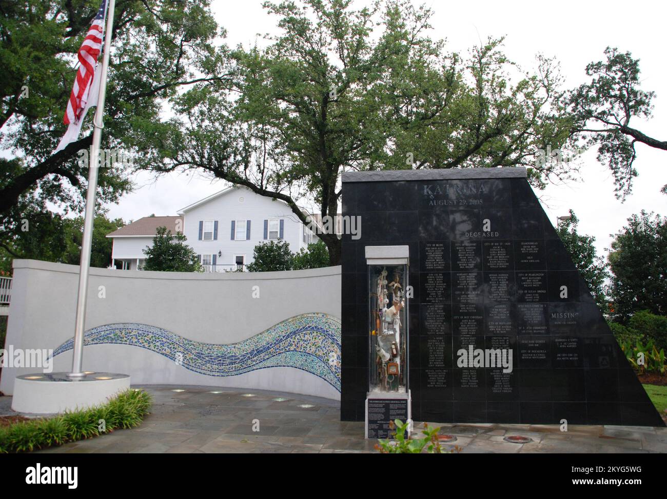Uragano/tempesta tropicale - Biloxi, Miss. , 29 agosto 2010 -- il memoriale dell'uragano Katrina sul verde della città all'osservanza annuale del memoriale di Katrina di Biloxi 5th. L'altezza del granito nero è la stessa altezza dell'acqua della tempesta. Foto Stock