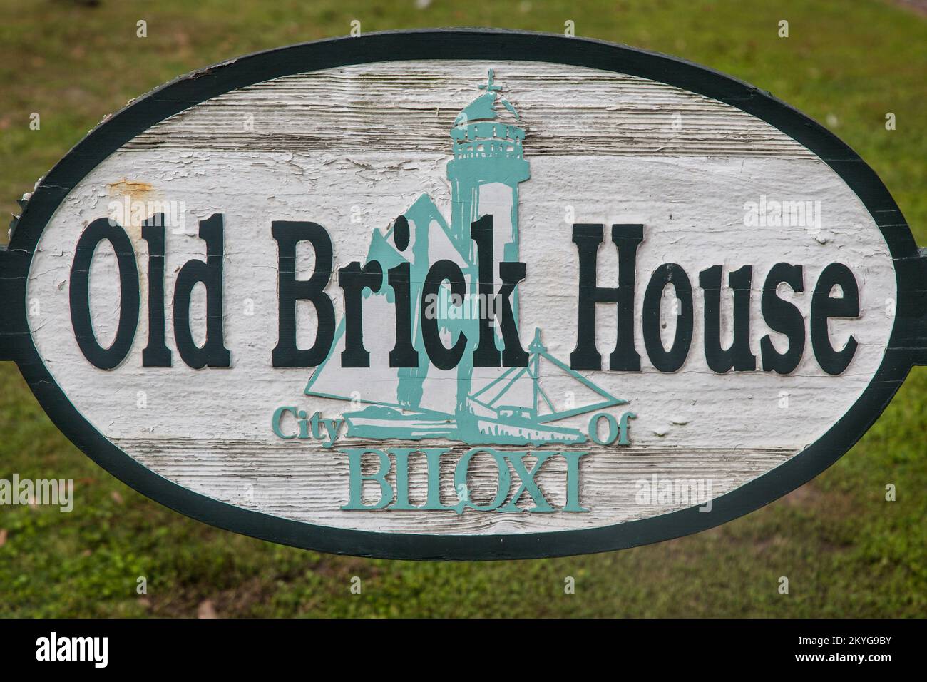 Biloxi, MS, Aril 2, 2015 - segnaletica per Old Brick House, Biloxi, Mississippi. Uno degli edifici più antichi di Biloxi, la storica Old Brick House è stata inserita nel Registro Nazionale dei luoghi storici nel 1973 e successivamente designata come luogo di riferimento del Mississippi nel 1987. La casa fu originariamente costruita nel 1850 da John Henley, un ex sceriffo e sindaco di Biloxi. Dopo che la casa fu danneggiata dall'uragano Katrina nel 2005, il restauro della vecchia casa di mattoni di Biloxi fu reso possibile con l'assistenza del Mississippi Department of Archives and History (MDAH), la Mississippi Emergency Management AG Foto Stock