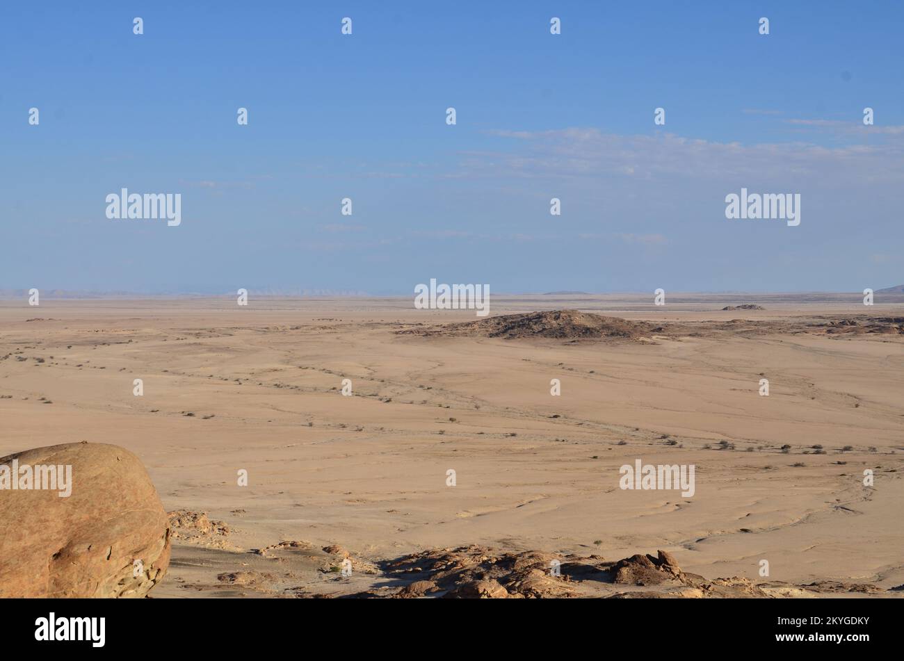 Mirabib solitario scenico Granit Rock nel deserto Panorama alba Foto Stock