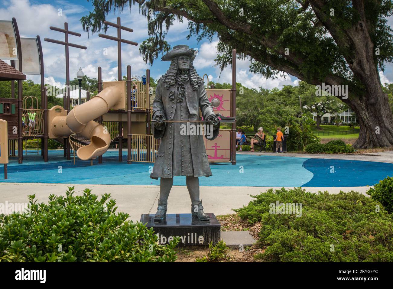 Ocean Springs, Mississippi, 18 maggio 2015 - Statua di Pierre d'Ibperville di fronte al parco giochi di Fort Maureas Park, Ocean Springs, Mississippi. Perfezionata nel 1699 sotto la direzione dell'esploratore francese Pierre le Moyne d'Ibperville, Fort Maureas divenne la capitale della Louisiana (New France) prima che la capitale fosse trasferita a New Orleans, Louisiana nel 1722. Fort Maureas fu abbandonato nel 1702 e fu distrutto da un incendio nel 1719. Una replica del forte in legno originale è stato costruito nel sito originale di Ocean Springs nel 1981, ma l'uragano Katrina ha distrutto la replica nel 2005. Il sito degli ori Foto Stock