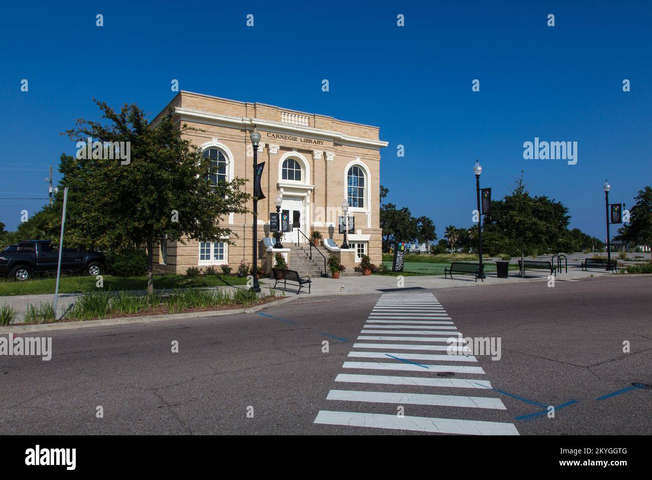 Gulfport, Mississippi, 3 giugno 2015 - Historic Carnegie Library, attualmente sede della Gulfport Galleria of fine Art a Gulfport, Mississippi. Costruita nel 1916, la Carnegie Library ha servito le necessità della contea di Harrison per molti anni prima che la biblioteca fosse chiusa e spostata in una nuova struttura. Lo storico edificio della Carnegie Library fu danneggiato dall'uragano Katrina nel 2005. L'edificio in stile neoclassico del 1916 è stato restaurato con l'assistenza del Mississippi Department of Archives and History e con l'assistenza pubblica della FEMA. Foto Stock