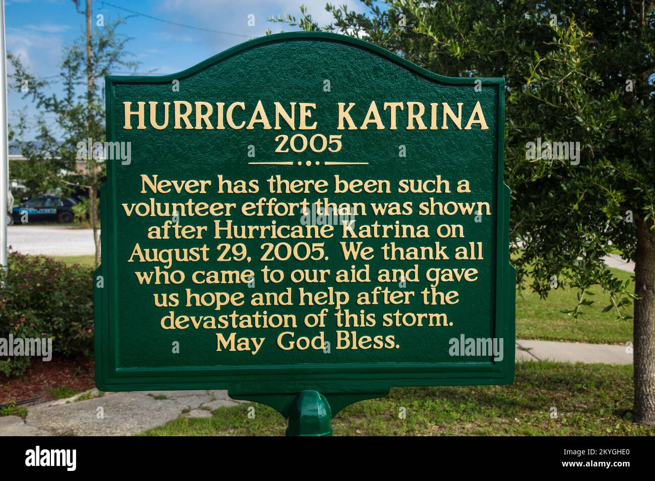 Waveland, MS, 21 giugno 2015 - marcatore storico fuori dal centro amministrativo della scuola di Waveland, Waveland, Mississippi. Il centro amministrativo della Waveland School fu gravemente danneggiato dall'uragano Katrina nel 2005. Il restauro del Centro Civico della Waveland School è stato reso possibile con il finanziamento della FEMA Public Assistance (PA). Foto Stock