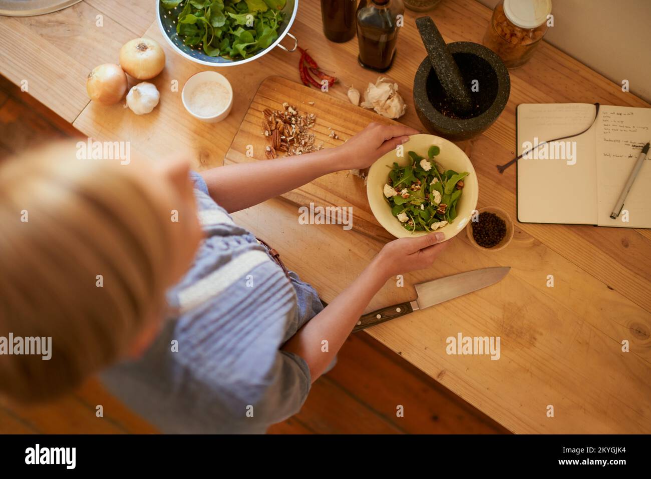 Mangiare sano. Colpo ad angolo alto di una donna che prepara un'insalata in cucina. Foto Stock Mangiare sano. Colpo ad angolo alto di una donna che prepara un'insalata in cucina. Foto Stock