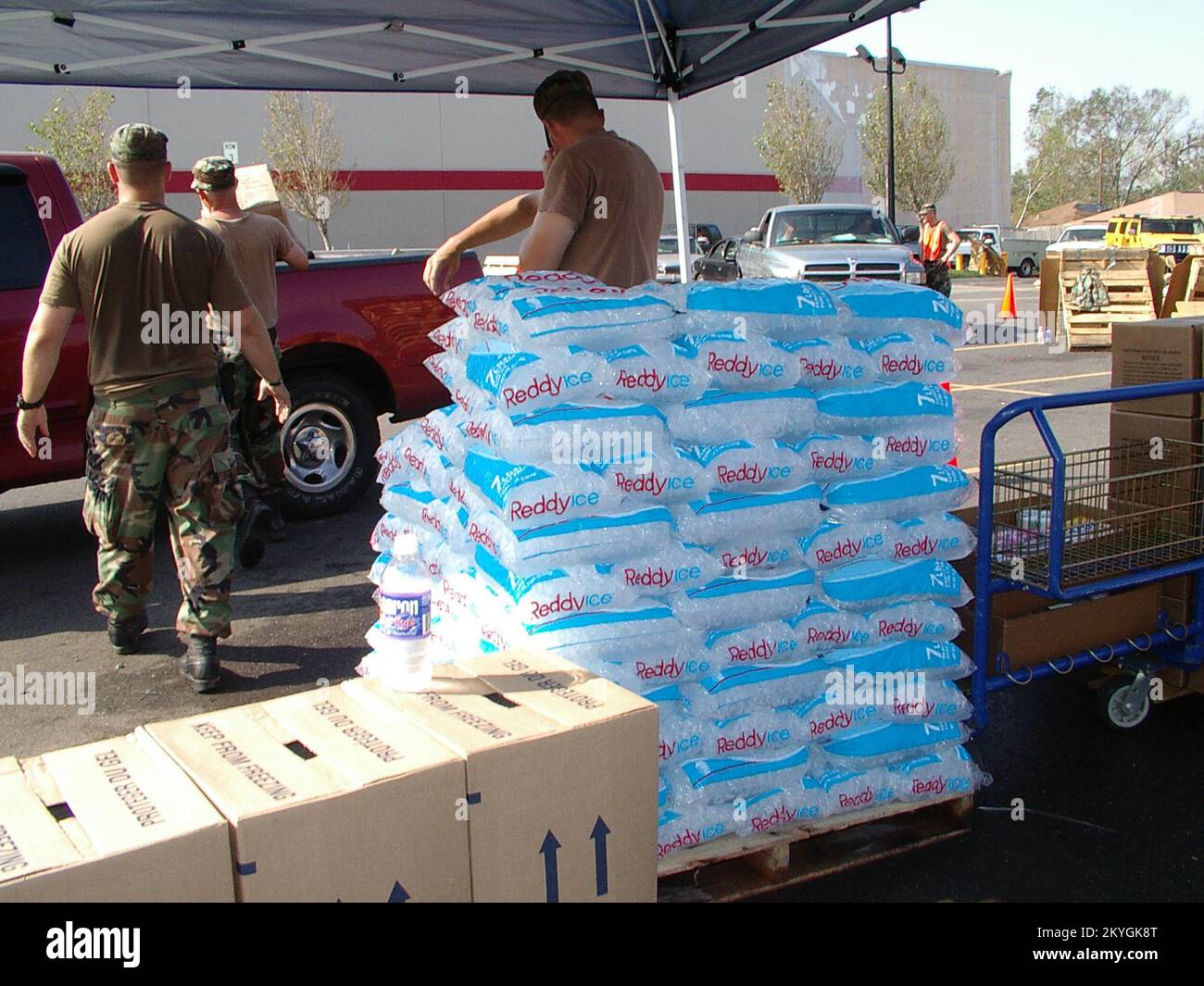 Uragano Katrina, New Orleans, il 2005 settembre - i membri della Guardia Nazionale della Louisiana distribuiscono ghiaccio e cibo forniti dalla FEMA alle vittime dell'uragano Katrina. MaryBeth Delarm/FEMA. Foto Stock
