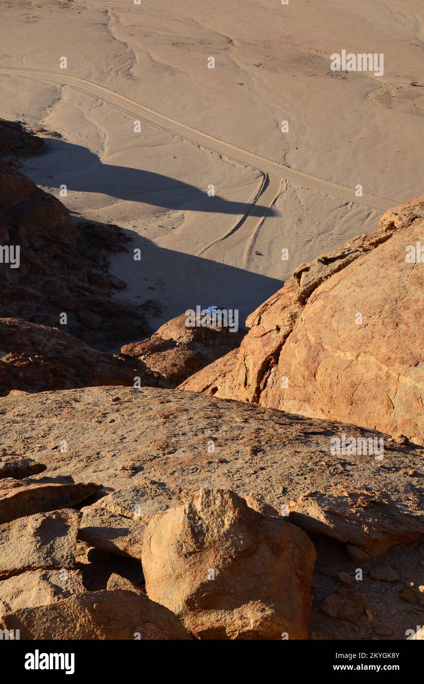 Mirabib solitario scenico Granit Rock nel deserto Panorama alba Foto Stock