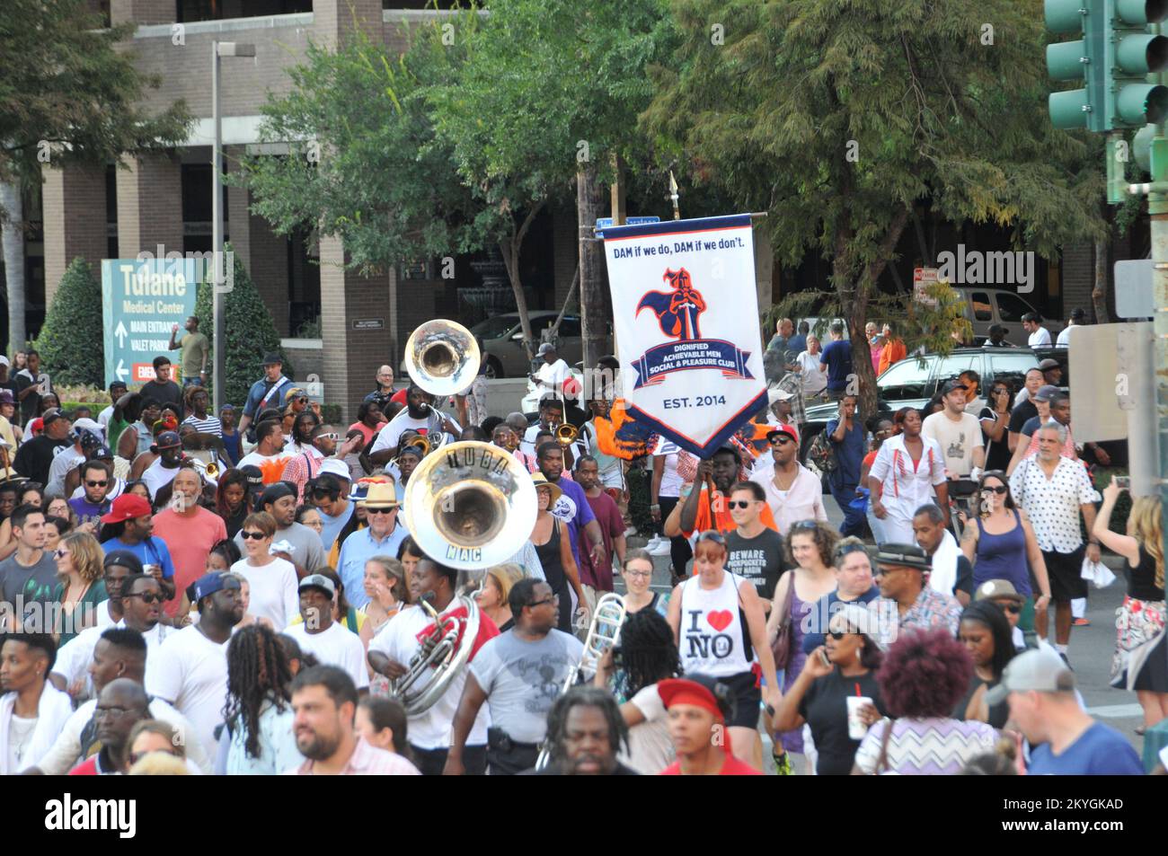 New Orleans, la., 29 agosto 2015 - la seconda linea commemorativa Katrina 10 si sposta oltre il Tulane Medical Center a New Orleans, 29 agosto 2015. Le seconde linee sono le tradizionali parate della banda di ottoni di New Orleans, spesso spontanee, ma in questo caso progettate come finali di una serie di eventi cittadini della durata di una settimana che commemorano il 10th° anniversario dell'uragano Katrina. Foto Stock