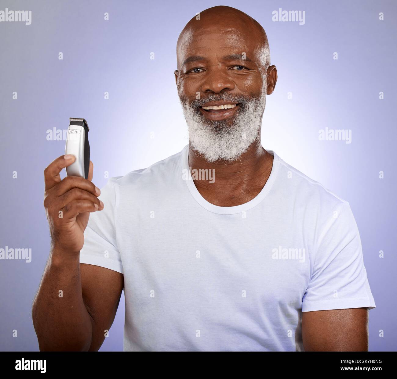 Uomo nero anziano, barba per radersi con bellezza e cura del corpo, igiene e pulizia con cura della pelle su sfondo studio. Rasoio, rasatura e cosmetici Foto Stock