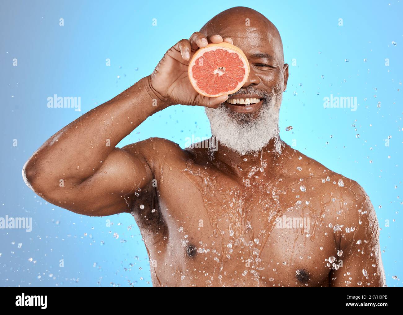 Bellezza, spruzzi d'acqua o uomo nero anziano con pompelmo per la cura del corpo, la sanità o la salute della pelle. Faccia felice, sorriso o ritratto facciale degli anziani Foto Stock