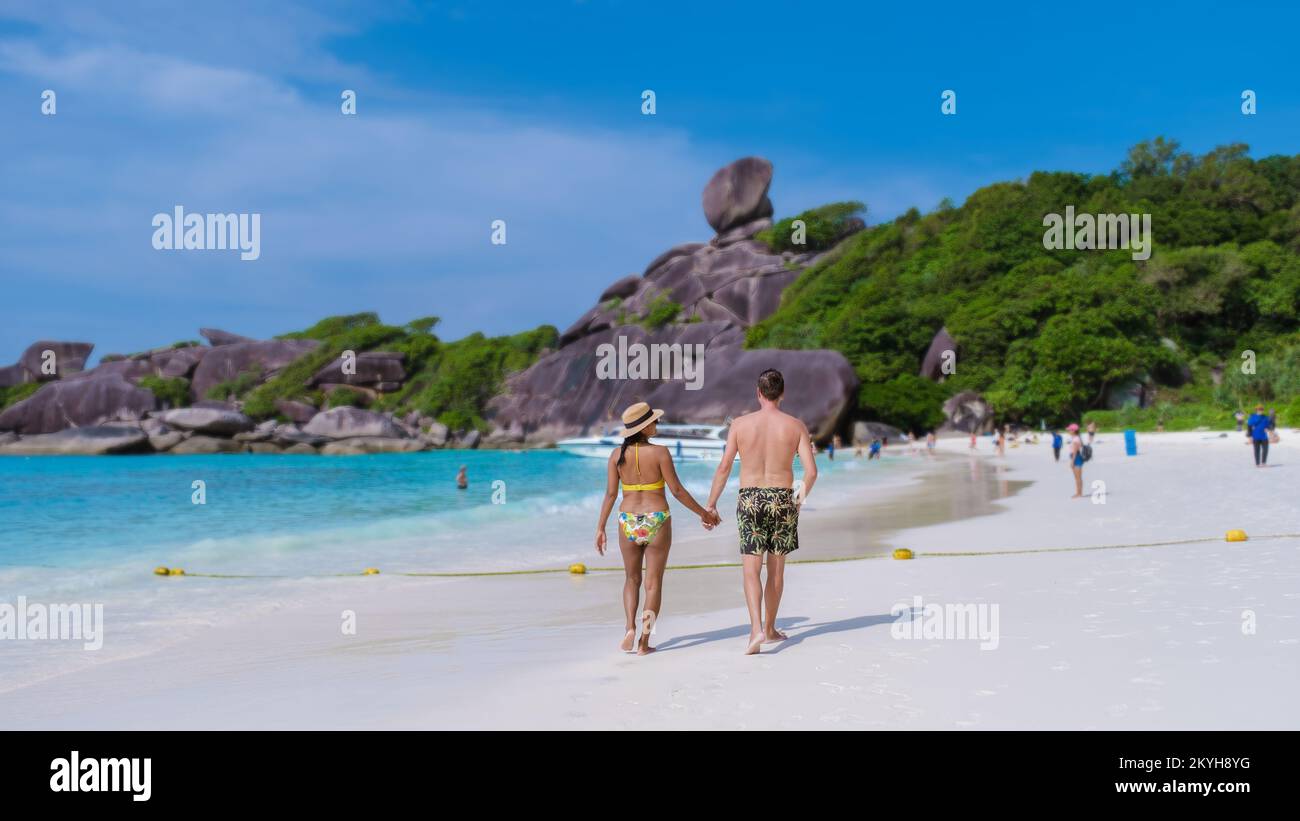 Un paio di uomini e donne in un viaggio all'isola tropicale con spiaggia bianca Similan Islands Thailandia. Foto Stock