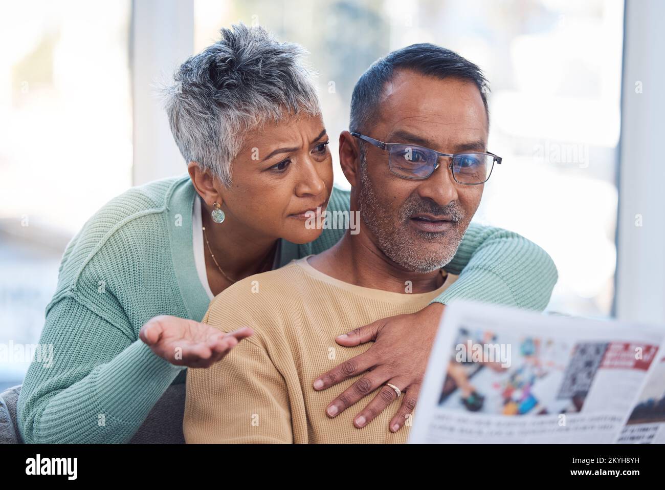 Coppia, scioccato o confuso nella lettura del libro, rivista o bollettino di viaggio nella pianificazione di vacanza, idee di vacanza o luogo di rottura. Donna matura, indiana Foto Stock