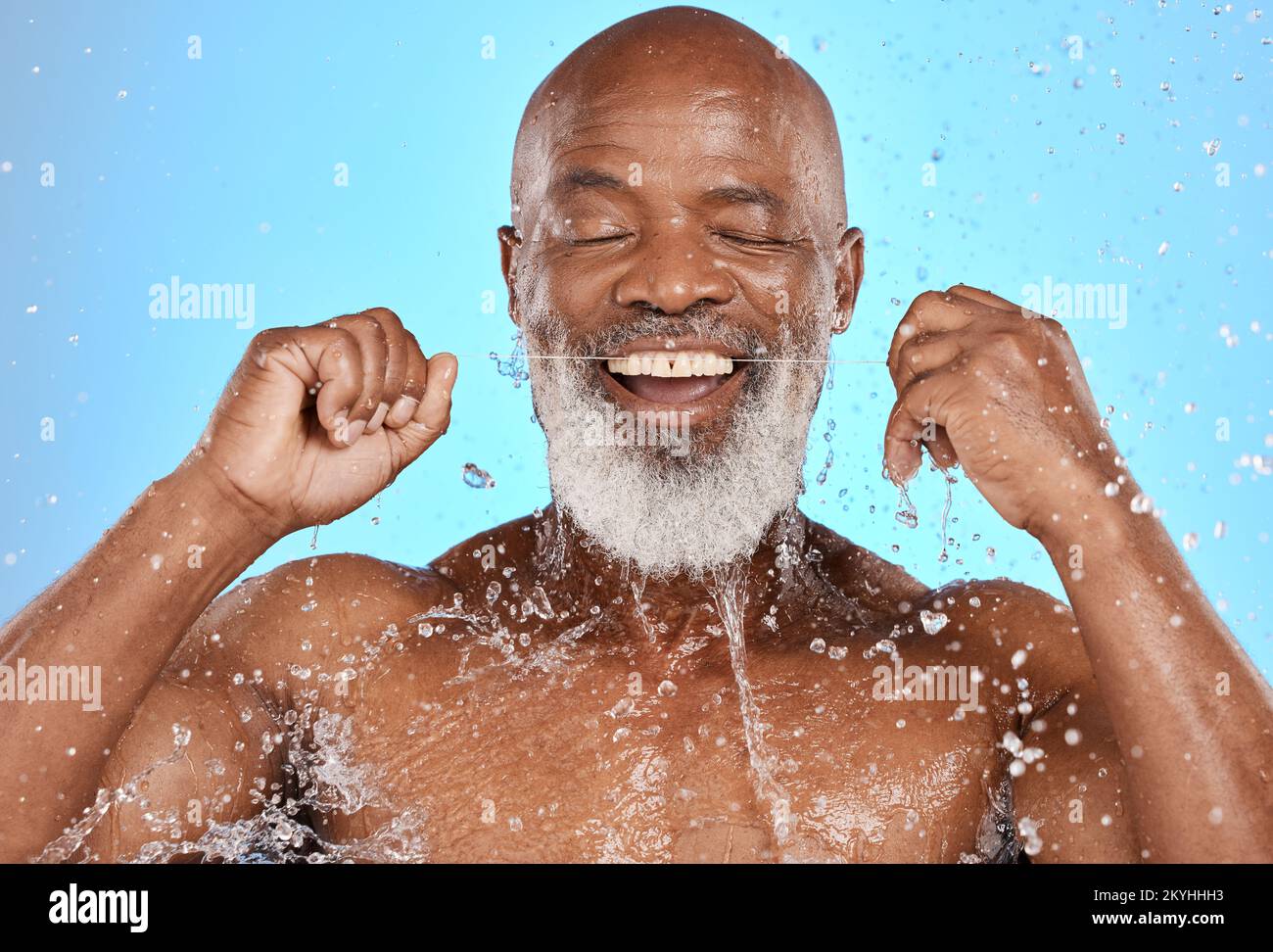 Uomo nero anziano, denti di galleggiamento e pulizia dentale, cosmetica e benessere della bocca in studio. Anziano africano, sbiancamento dei denti e dente Foto Stock
