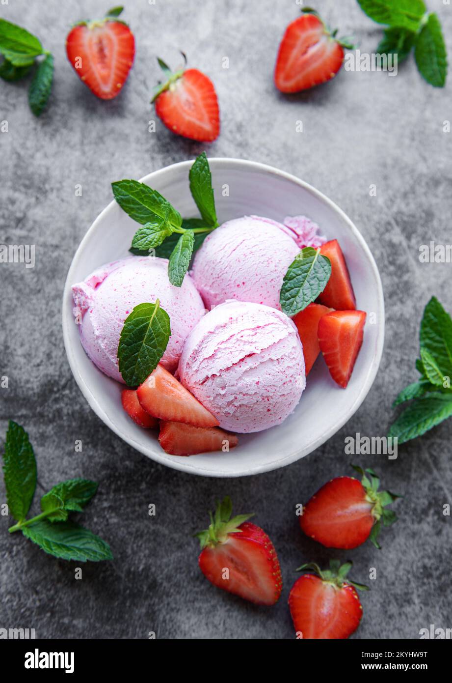 Gelato alla fragola fatto in casa con fragole fresche. Dolce estivo di frutti di bosco. Foto Stock