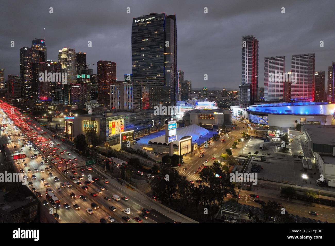 Una vista aerea generale della Crypto.com Arena, del complesso di intrattenimento LA Live e del Microsoft Theater, mercoledì 1 dicembre 2022, a Los Angeles. Foto Stock