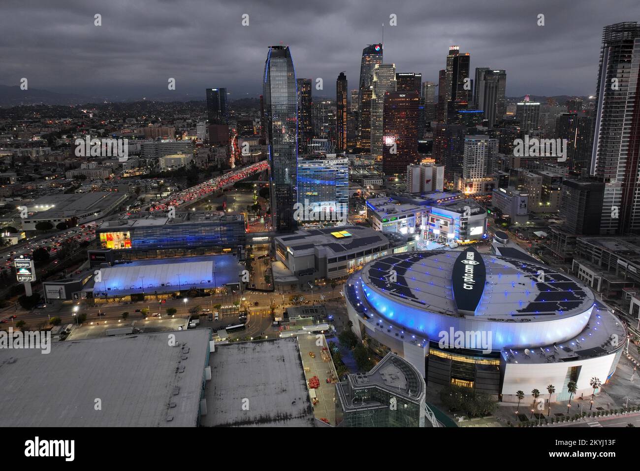 Una vista aerea generale della Crypto.com Arena, del complesso di intrattenimento LA Live e del Microsoft Theater, mercoledì 1 dicembre 2022, a Los Angeles. Foto Stock