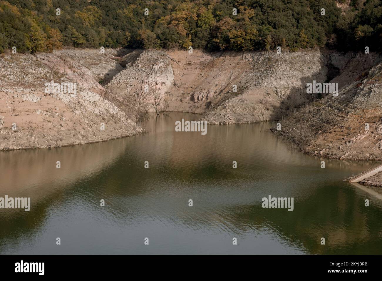 Serbatoio sau al 30% della sua capacità d'acqua. Viste della scarsità di acqua nel serbatoio Sau a Vilanova de Sau, Catalogna, Spagna, il 29 novembre 2022. © Joan Gosa 2022/Alamy Foto Stock