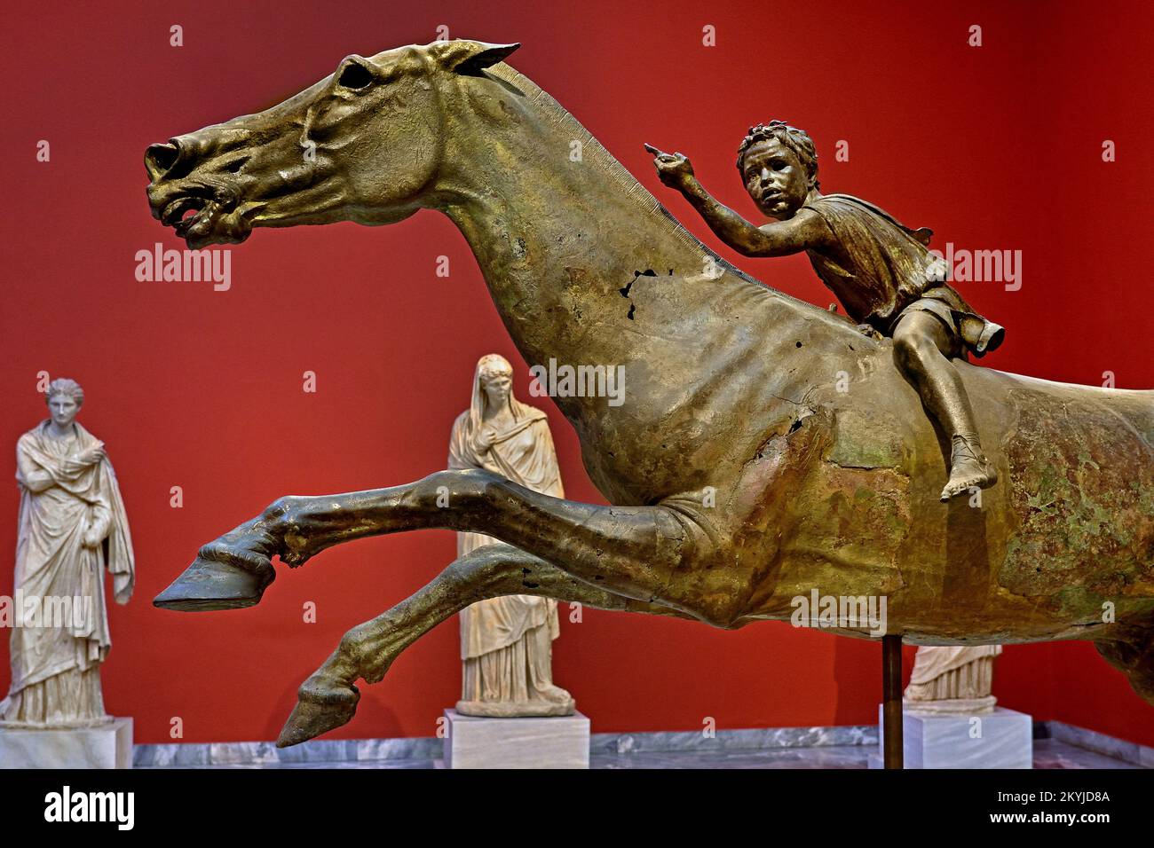 Il Jockey d'Artemision grande statua di bronzo ellenistica, ragazzo a cavallo, datata intorno al 150–140 AC, statua di bronzo dell'Antica Grecia, scultura greca di un cavallo da corsa, salvato dalla distruzione quando fu perso in un naufragio nell'antichità, scoperto nel ventesimo secolo, dedicato agli dei. Museo Archeologico Nazionale di Atene. Foto Stock