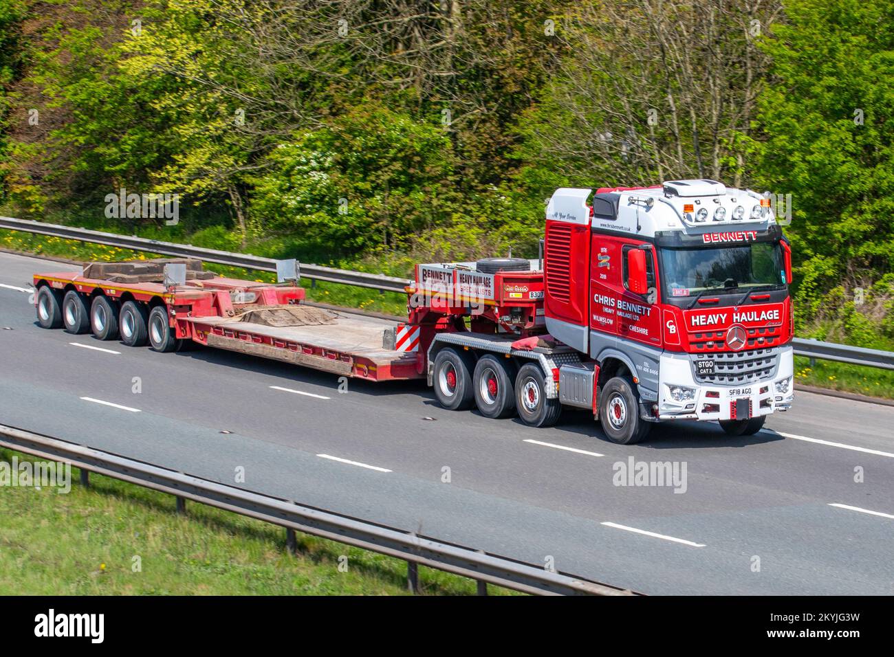 CHRIS BENNET Heavy Haulage Ltd STGO CAT3, Mercedes Benz Truck training NOTEBOOM vuoto, con caricatore a più assali, viaggiando sull'autostrada M6 UK Foto Stock