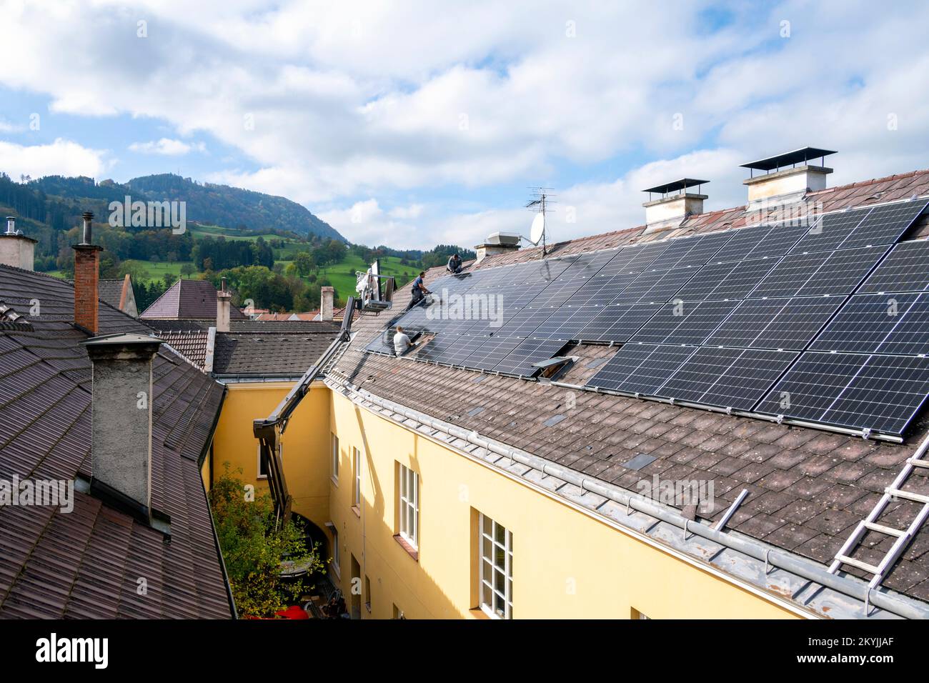 Österreich, Scheibs, Montage von Solarpanelen auf einem Hausdach Foto Stock