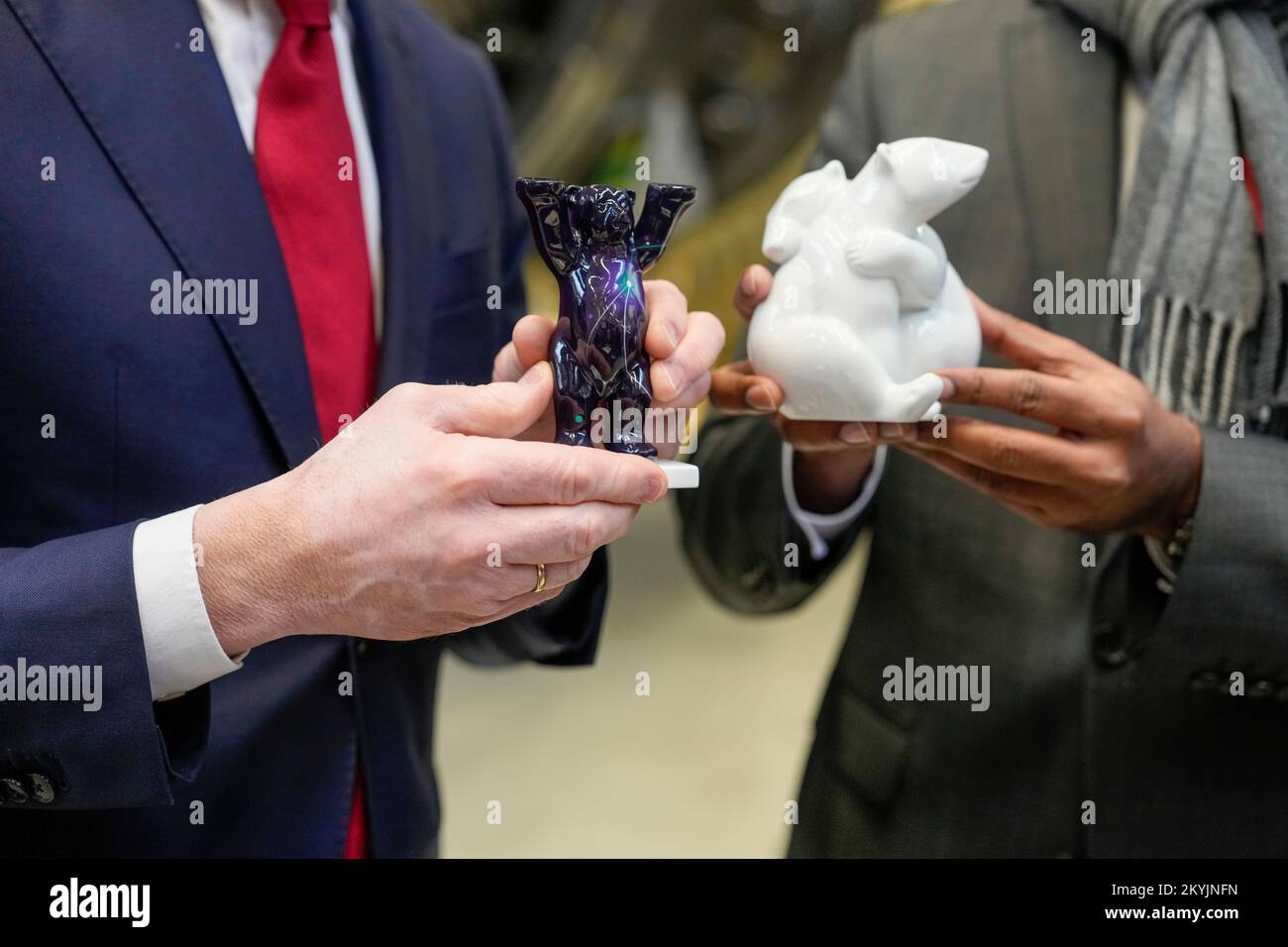Berlino, Germania 20221130.il primo ministro norvegese Jonas Gahr Stoere visita mercoledì la fabbrica di turbine Siemens Energy a Berlino. La fabbrica utilizzerà gas norvegese per sviluppare idrogeno verde. Siemens Energy è un'azienda tedesca con oltre 91.000 dipendenti in 90 paesi. il 16% di tutta la produzione globale di energia si basa sulla loro tecnologia. Presso la sede centrale di Berlino, vengono prodotte principalmente turbine a gas compatibili con l'idrogeno (predisposte per il H2), cioè in grado di bruciare l'idrogeno quando il mix energetico passa dal gas all'idrogeno in futuro. Foto: Javad Parsa / NTB Foto Stock