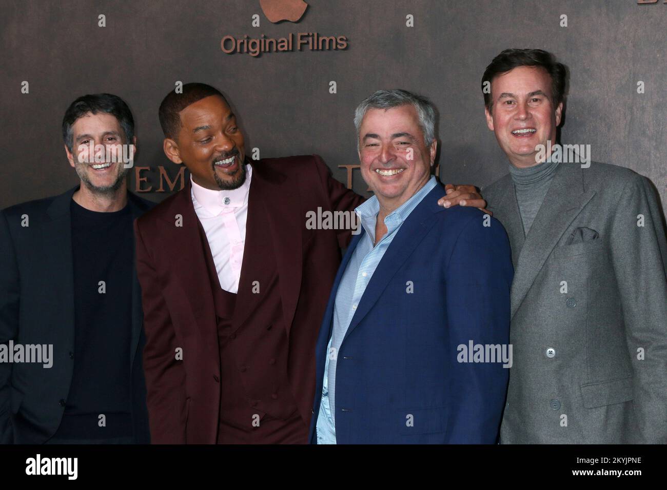 30 novembre 2022, Westwood, CA, Stati Uniti d'America: LOS ANGELES - 30 NOVEMBRE: Jamie Erlicht, Will Smith, Eddy Cue, Zack Van Amburg alla prima Emancipation al Village Theater il 30 novembre 2022 a Westwood, CA (Credit Image: © Kay Blake/ZUMA Press Wire) Foto Stock