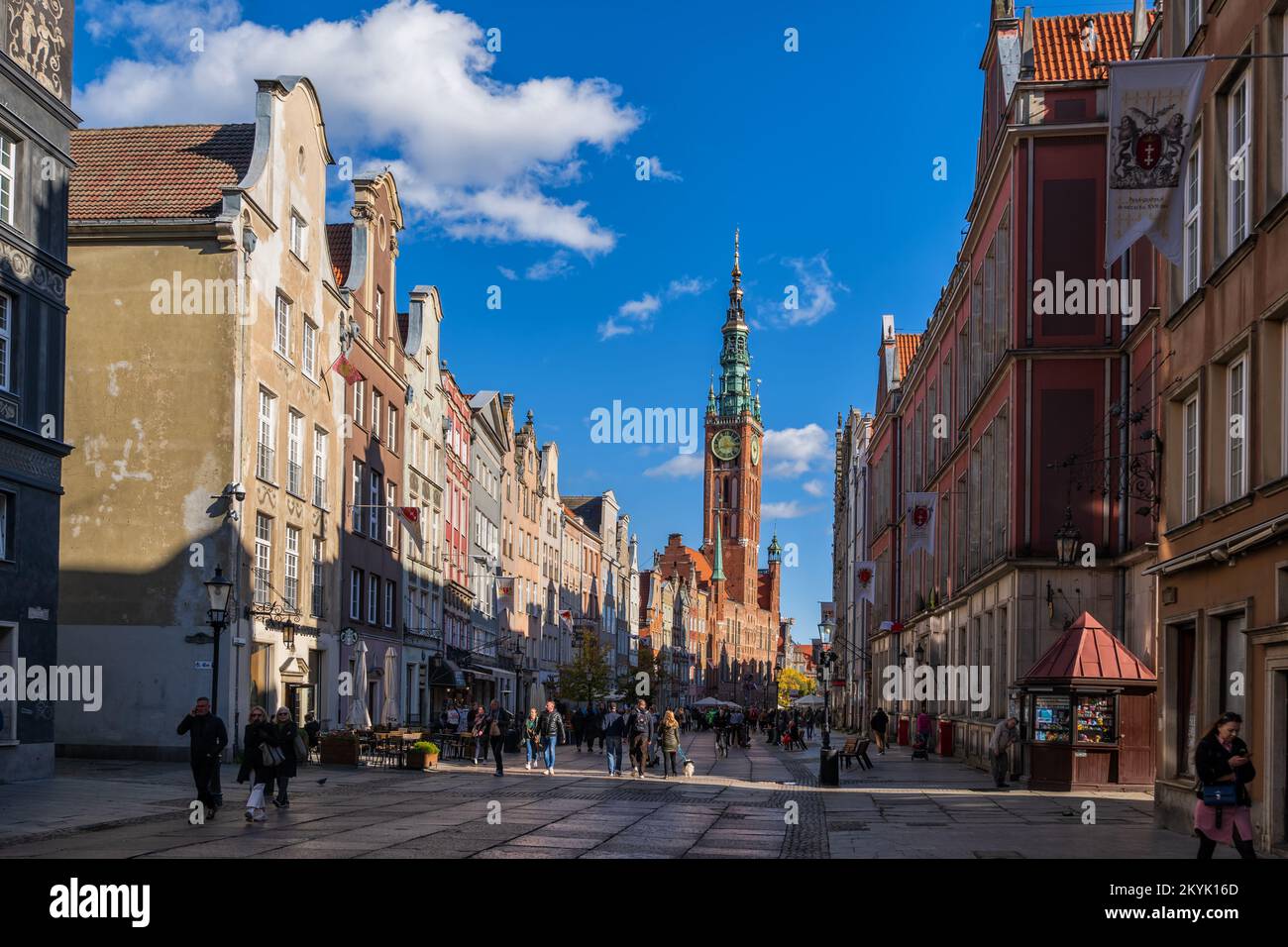 Long Street (Ulica Długa) nel centro storico di Danzica in Polonia. Viale pedonale principale fiancheggiato da storiche case di borghi nel centro storico della città Foto Stock