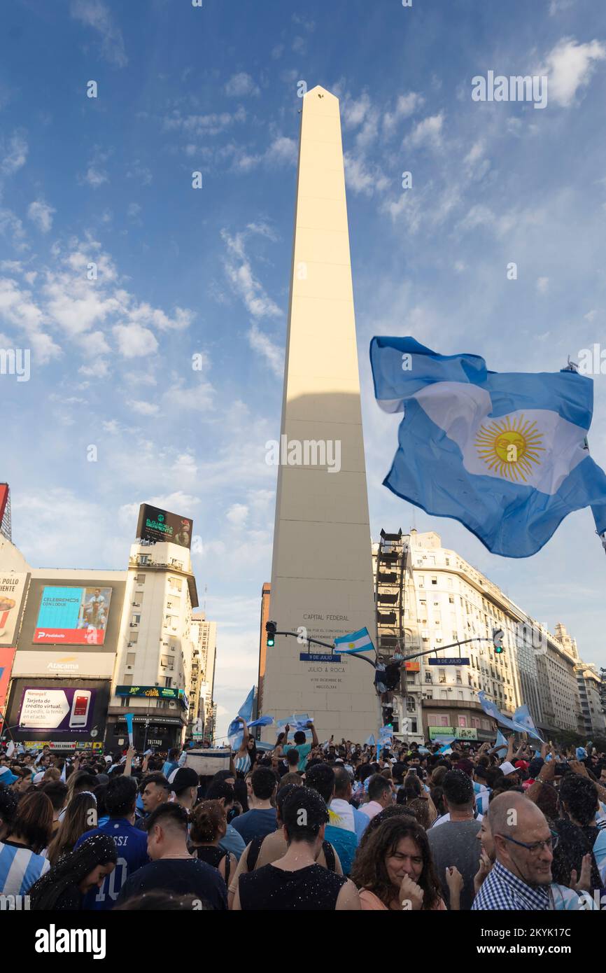 Buenos Aires, Argentina, 30th novembre 2022. La Nazionale argentina ha prevalso contro la Polonia 2-0 con un primo gol di Alexis Mac Allister a 46' e un secondo gol di Julián Álvarez a 67'. In questo modo si è qualificato per il round 16 della Coppa del mondo 2022 come leader del Gruppo C. (Credit: Esteban Osorio/Alamy Live News) Foto Stock