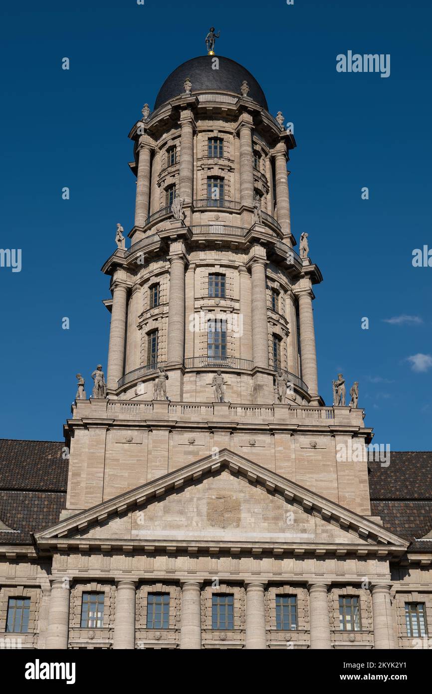 Germania, Berlino, Vecchio Municipio (Altes Stadthaus) torre con cupola e doppia serie di cilindri con colonne circondanti, adornate da sculture di civico Foto Stock