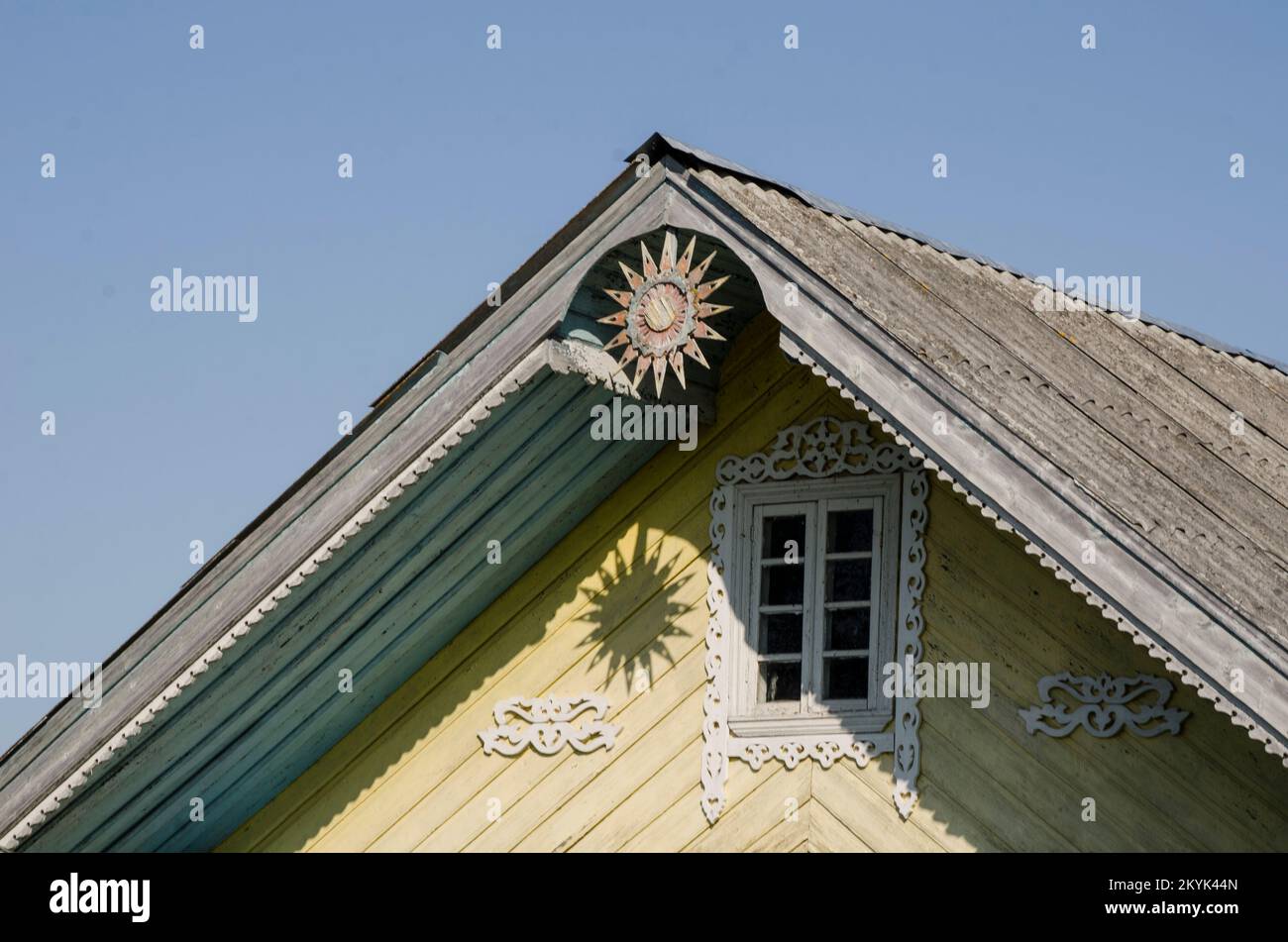 Decorazioni in legno di case russe. Segni solari in architettura rurale Foto Stock