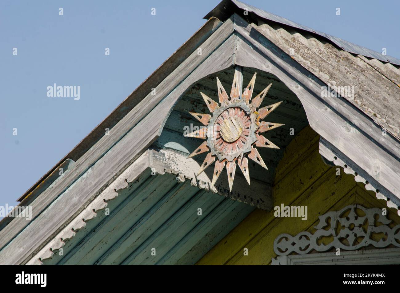 Decorazioni in legno di case russe. Segni solari in architettura rurale Foto Stock