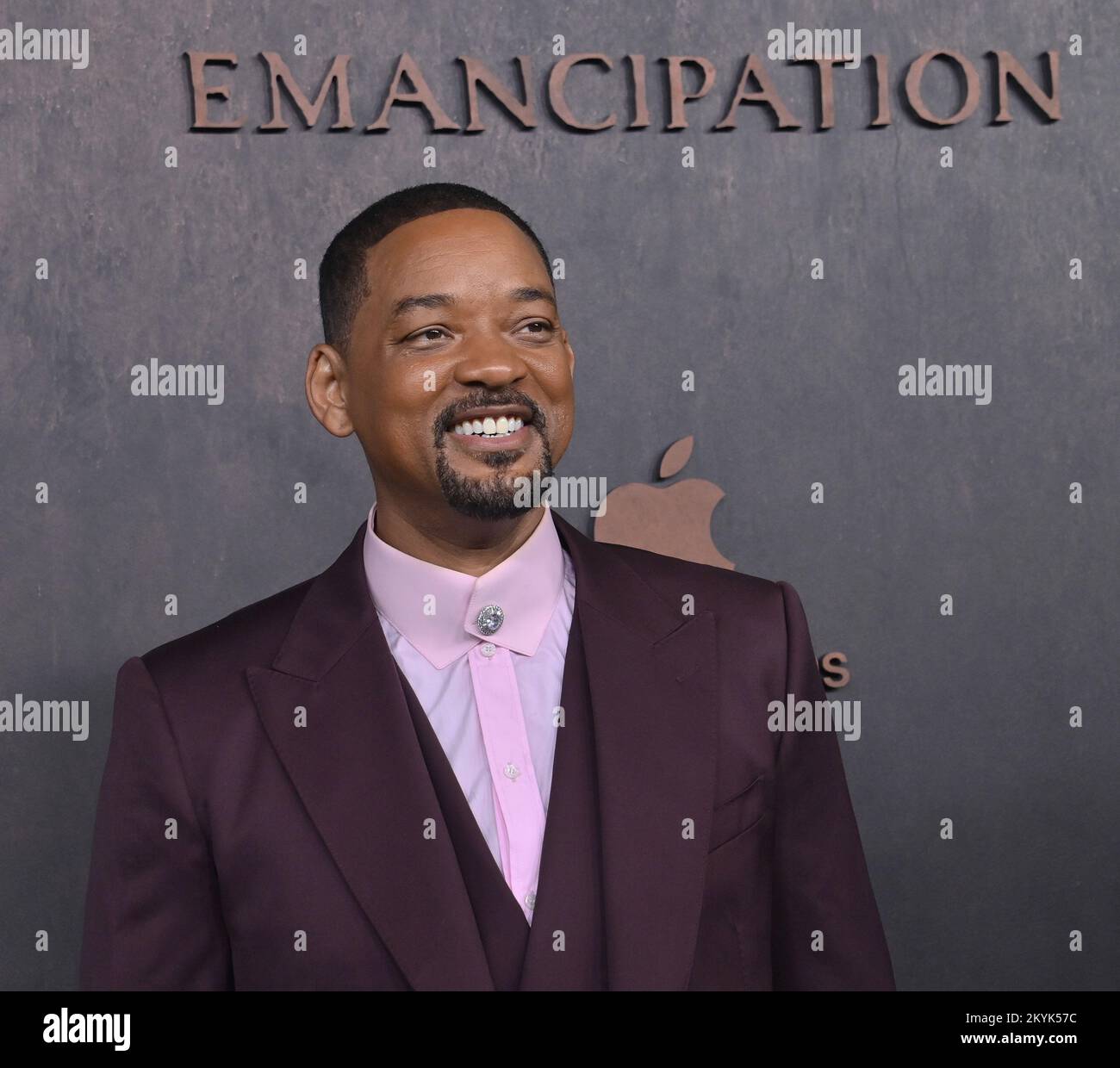 Los Angeles, Stati Uniti. 30th Nov 2022. Il membro del cast Will Smith partecipa alla prima edizione del film d'azione storico di Apple Original Film 'Emancipation' al Regency Village Theatre nella sezione Westwood di Los Angeles mercoledì 30 novembre 2022. Trama: Dopo essere stato frustato quasi a morte, un uomo schiavizzato di nome Peter fugge da una piantagione della Louisiana, esternando cacciatori a sangue freddo, mentre si fa strada verso nord, dove si unisce all'esercito dell'Unione. Foto di Jim Ruymen/UPI Credit: UPI/Alamy Live News Foto Stock