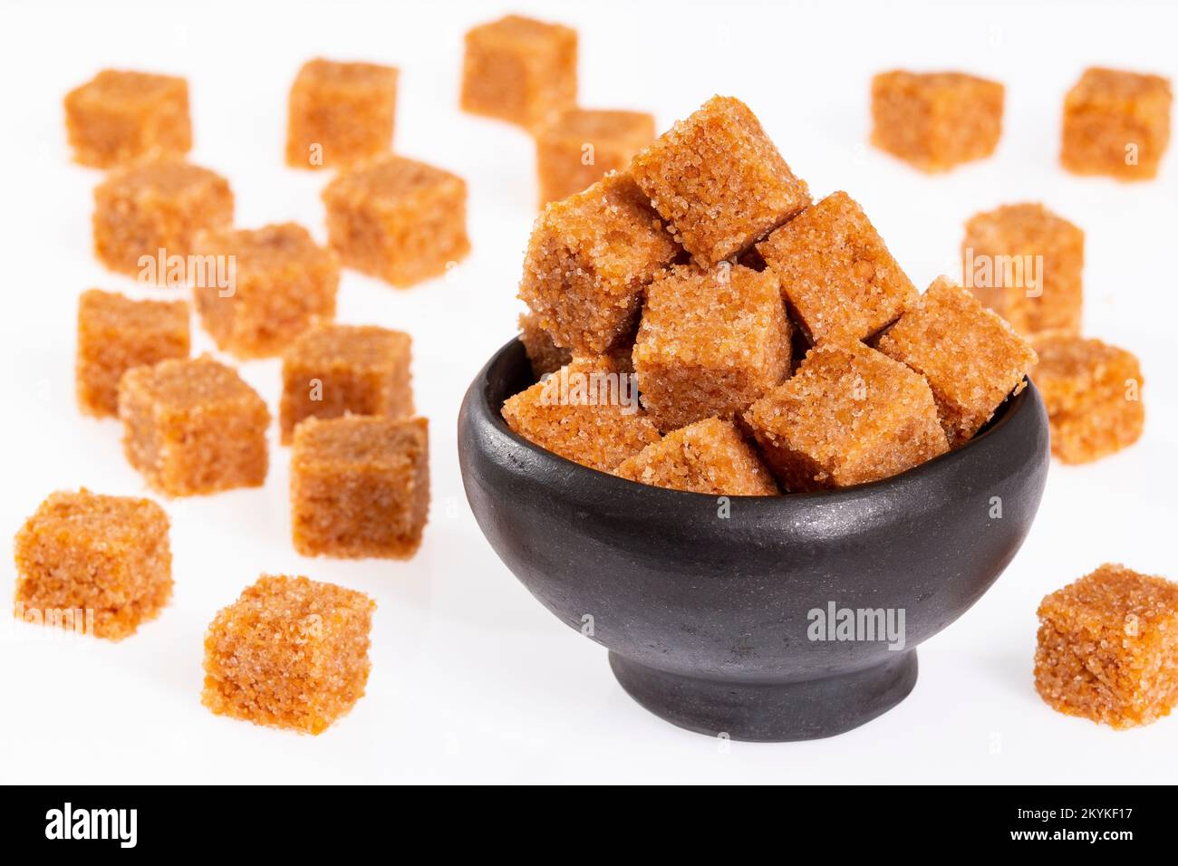Cristalli di zucchero di canna marrone cubed non raffinati - Saccharum officinarum Foto Stock