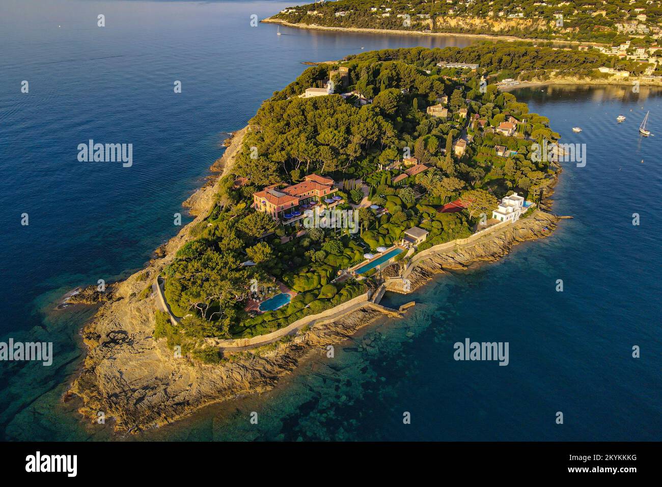 Vista panoramica aerea sulla famosa isola della costa azzurra di Cap Saint Jean Ferrat, dove si possono trovare tutte le ville più ricche di Francia Foto Stock