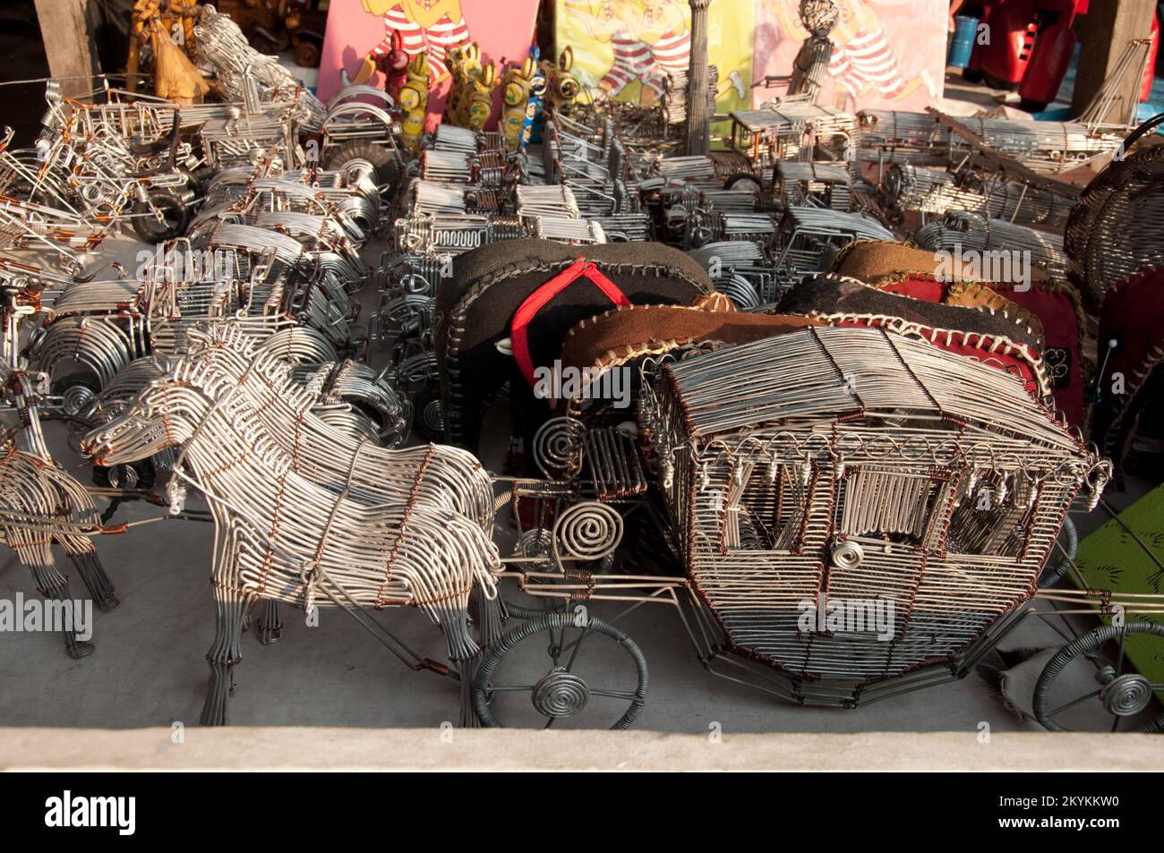 Cavalli e carrozze in filo metallico, mercato artigianale, Kinshasa, Repubblica Democratica del Congo Foto Stock