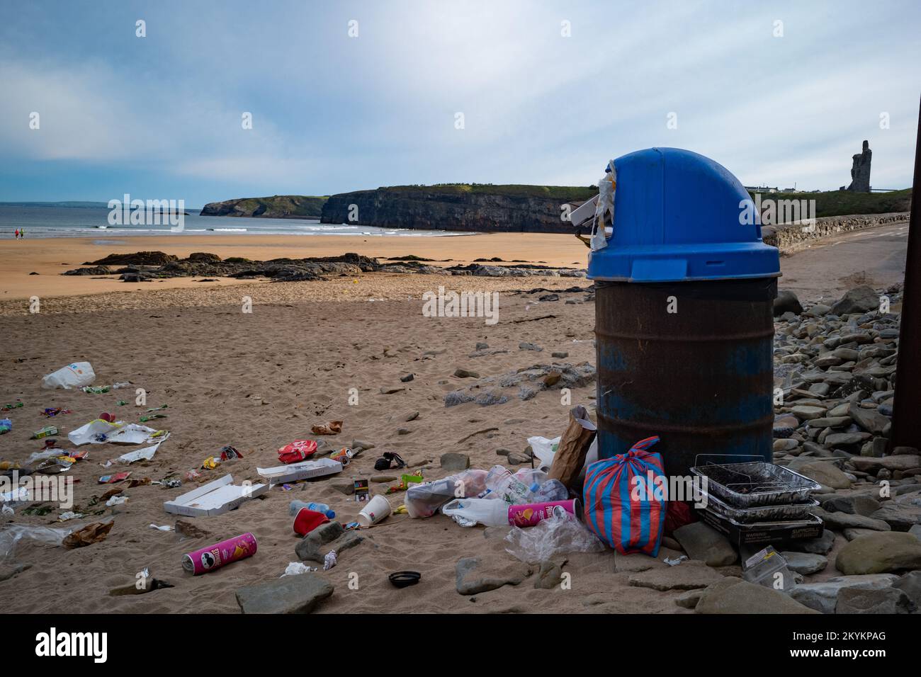 Ballybunion, Irlanda - 11th luglio 2022: Traboccanti bidoni dei rifiuti in spiaggia dopo fine settimana sulla spiaggia di Ballybunion prima di pulire. Foto Stock