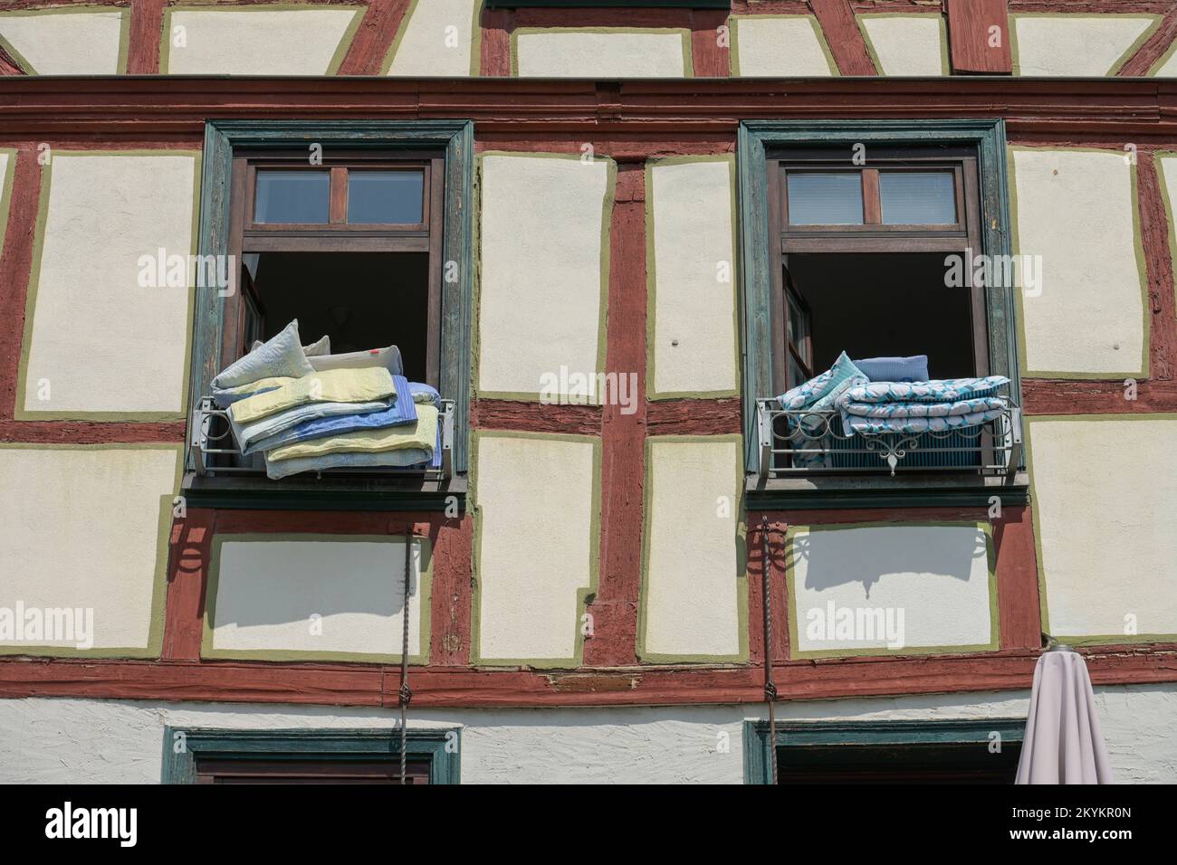 Fenster, lüften, Betten, Eltville, Hessen, Germania Foto Stock