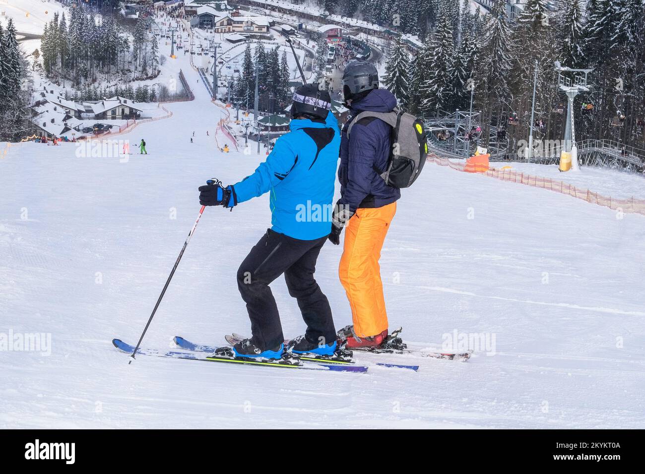 In inverno gli sciatori sciano in montagna. Sport invernali. Vacanze in montagna nella stazione sciistica. Foto Stock