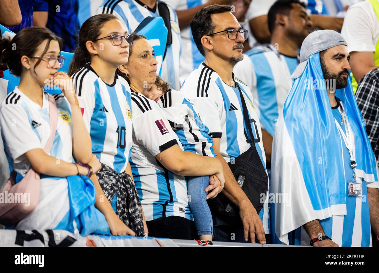 Doha, Qatar. 30th Nov 2022. Argentina tifosi - bambino dorme nel blocco fan Polonia - Argentina Polen - Argentinien Coppa del mondo 2022 in Qatar 30.11.2022 Credit: Moritz Muller/Alamy Live News Foto Stock