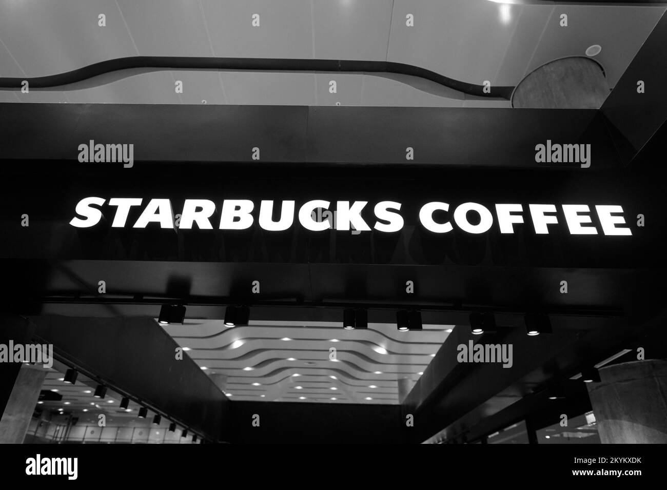 SAN PIETROBURGO, RUSSIA - 08 LUGLIO 2015: Interni Starbucks Cafe. Starbucks Corporation è un'azienda americana globale di caffè e una catena di caffè ba Foto Stock