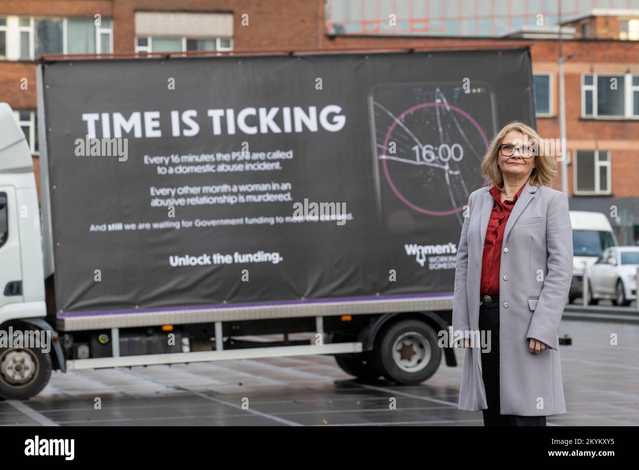 Sarah Mason, CEO di Women's Aid Federation NI durante il lancio della campagna Women's Aid Federation Irlanda del Nord, Unlock the Funding, a Custom House Square a Belfast. Foto Stock