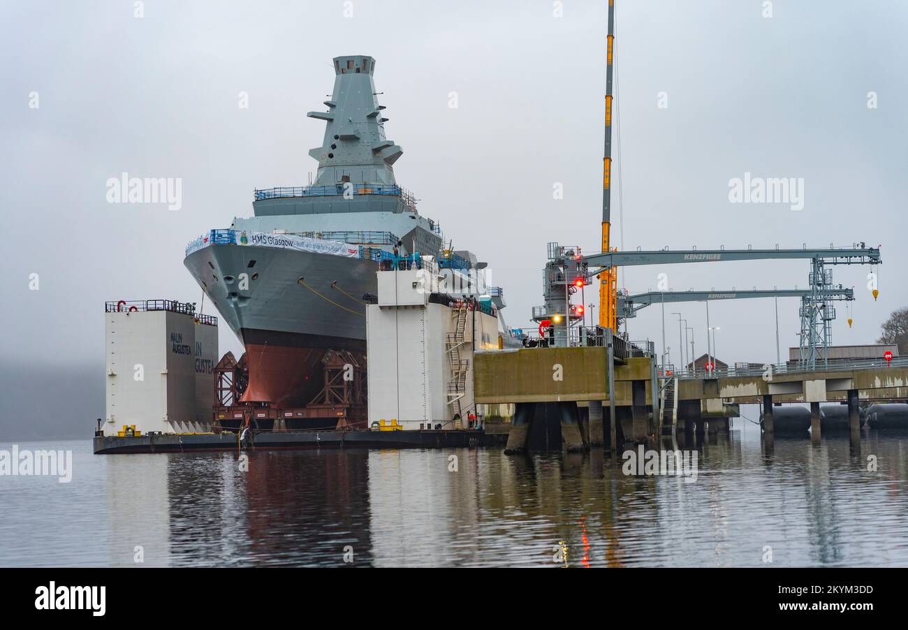 Glen Mallan, Scozia, Regno Unito. 1st dicembre 2022. Vista dell'HMS Glasgow a Glen Mallan sul Loch Long a Argyll e Bute. La nave da guerra sottomarina di tipo 26 della Royal Navy è stata trasportata ieri dal cantiere navale di BAE Systems Govan. Attualmente sta lentamente abbassandosi nel lago d'acqua profonda dalla chiatta di sostegno - che è stata allagata per affondare sotto la nave da guerra. HMS Glasgow tornerà quindi nel cantiere navale BAE di Scotstoun dove sarà completata. Iain Masterton/Alamy Live News Foto Stock