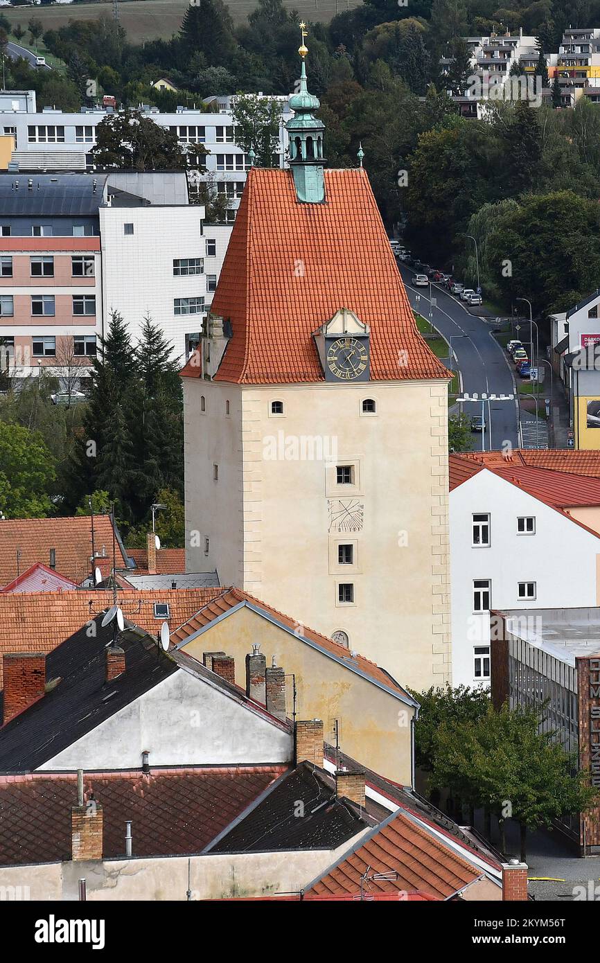 Una vista di Pelhrimov dalla galleria della torre di osservazione della Chiesa di San Bartolomeo. La porta inferiore (Jihlava). Oggi ospita il Museo o Foto Stock