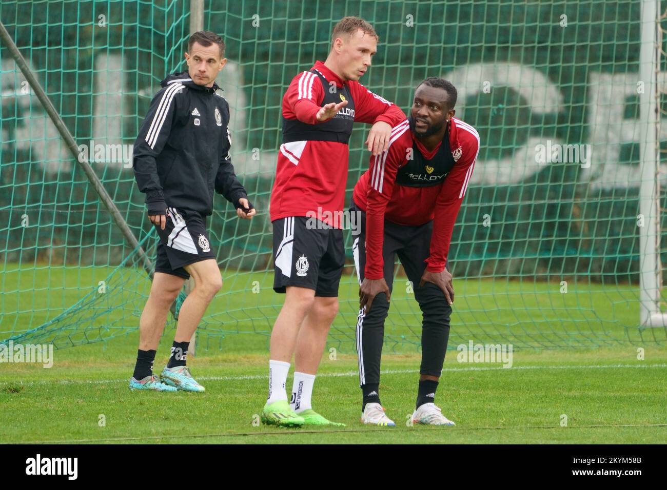 L'allenatore fisico di Standard Kevin Miny, Jacob Barrett Laursen di Standard e Merveille Bope Bokadi di Standard hanno illustrato durante una sessione di allenamento presso il campo di allenamento invernale della squadra di calcio belga Standard de Liege di Marbella, Spagna, giovedì 01 dicembre 2022. FOTO DI BELGA JOMA GARCIA I GISBERT Foto Stock