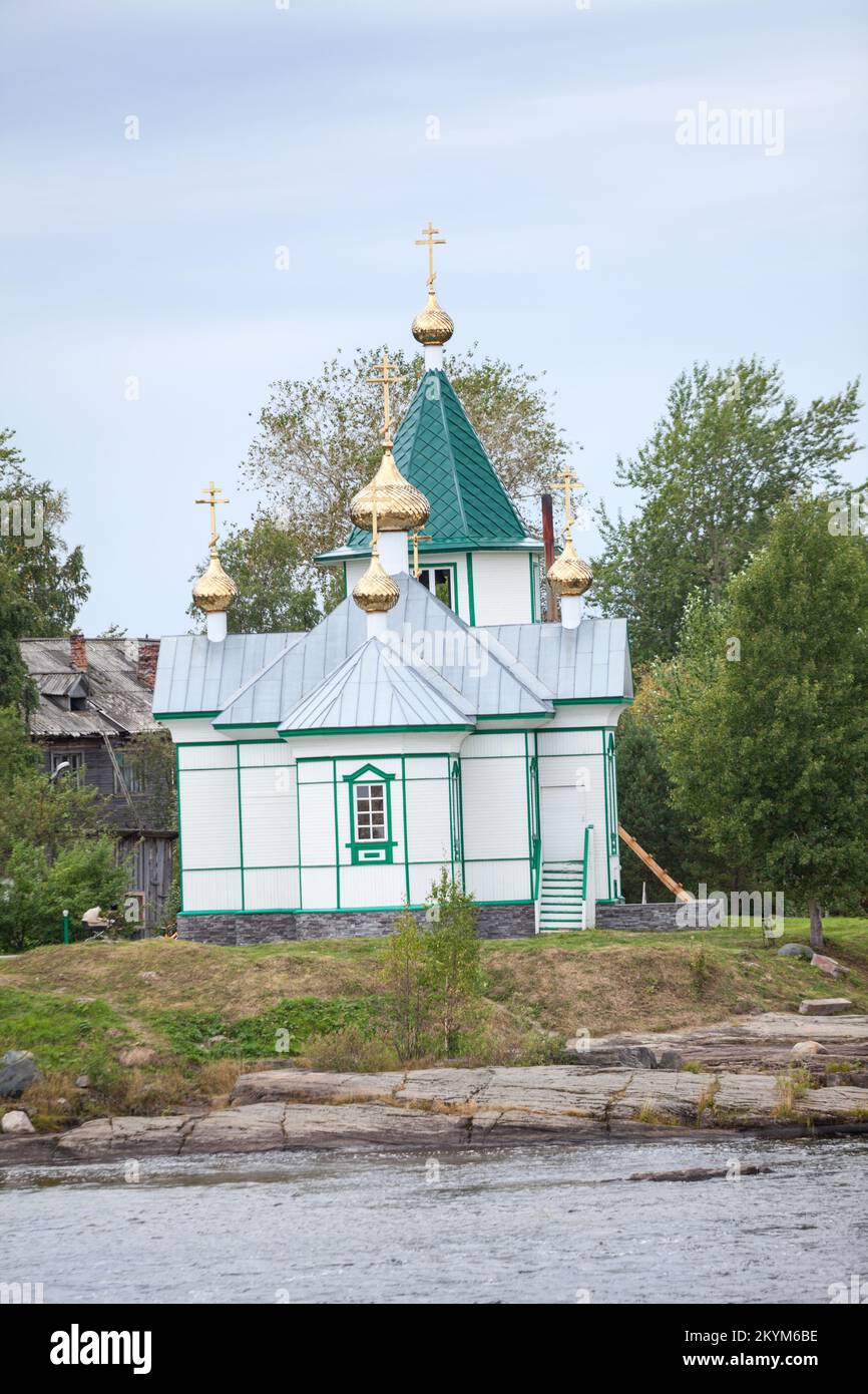 Piccola chiesa di Zosima, Savvaty ed Ermanno di Solovetsky sull'isola di Soroka, sul fiume Nizhny Vyg nella città di Belomorsk, Repubblica di Karelia, nort Foto Stock